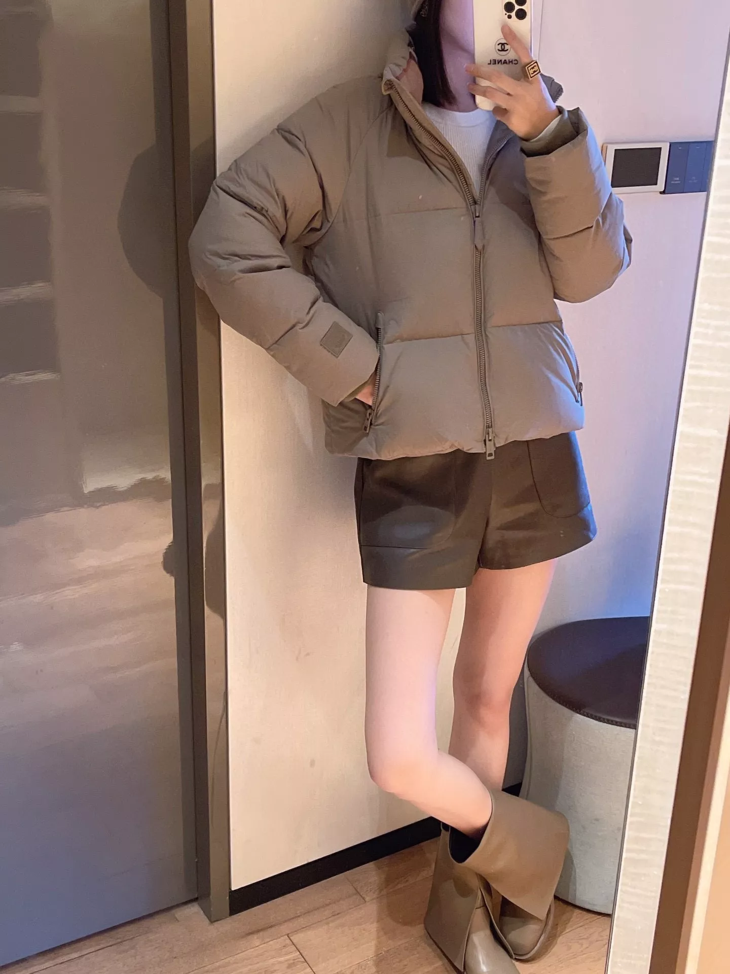 버버리 스탠드카라 체크 안감 쇼트 구스 다운 패딩 재킷 상세 이미지 11