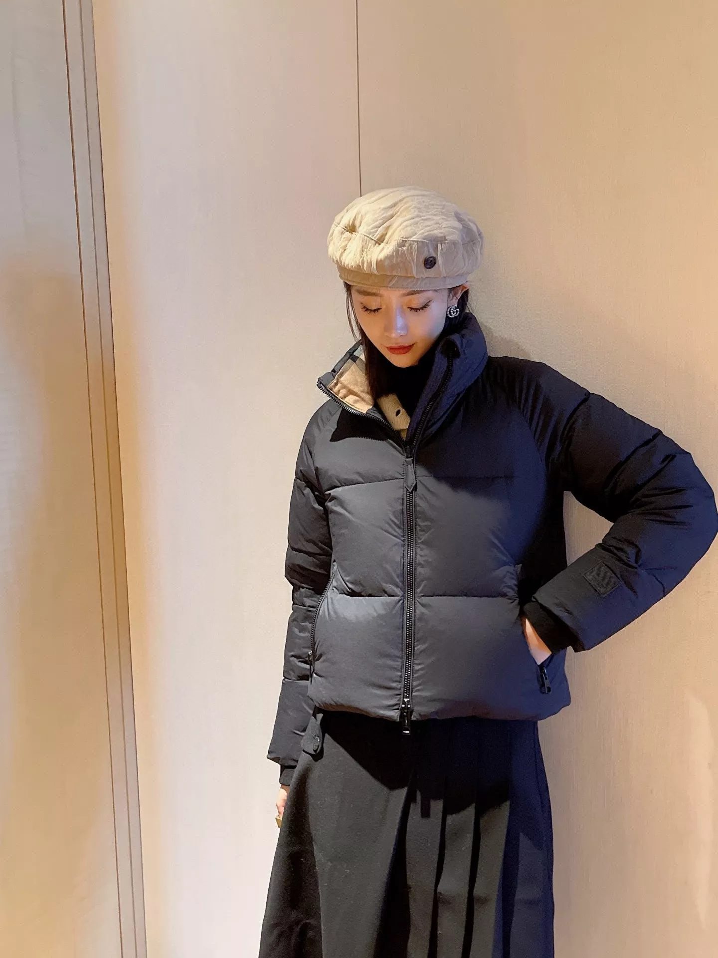 버버리 스탠드 카라 체크 안감 쇼트 다운 재킷 상세 이미지 13