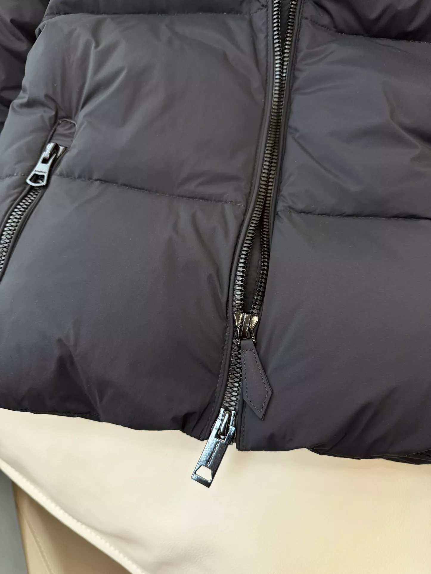 버버리 스탠드 카라 체크 안감 쇼트 다운 재킷 상세 이미지 8