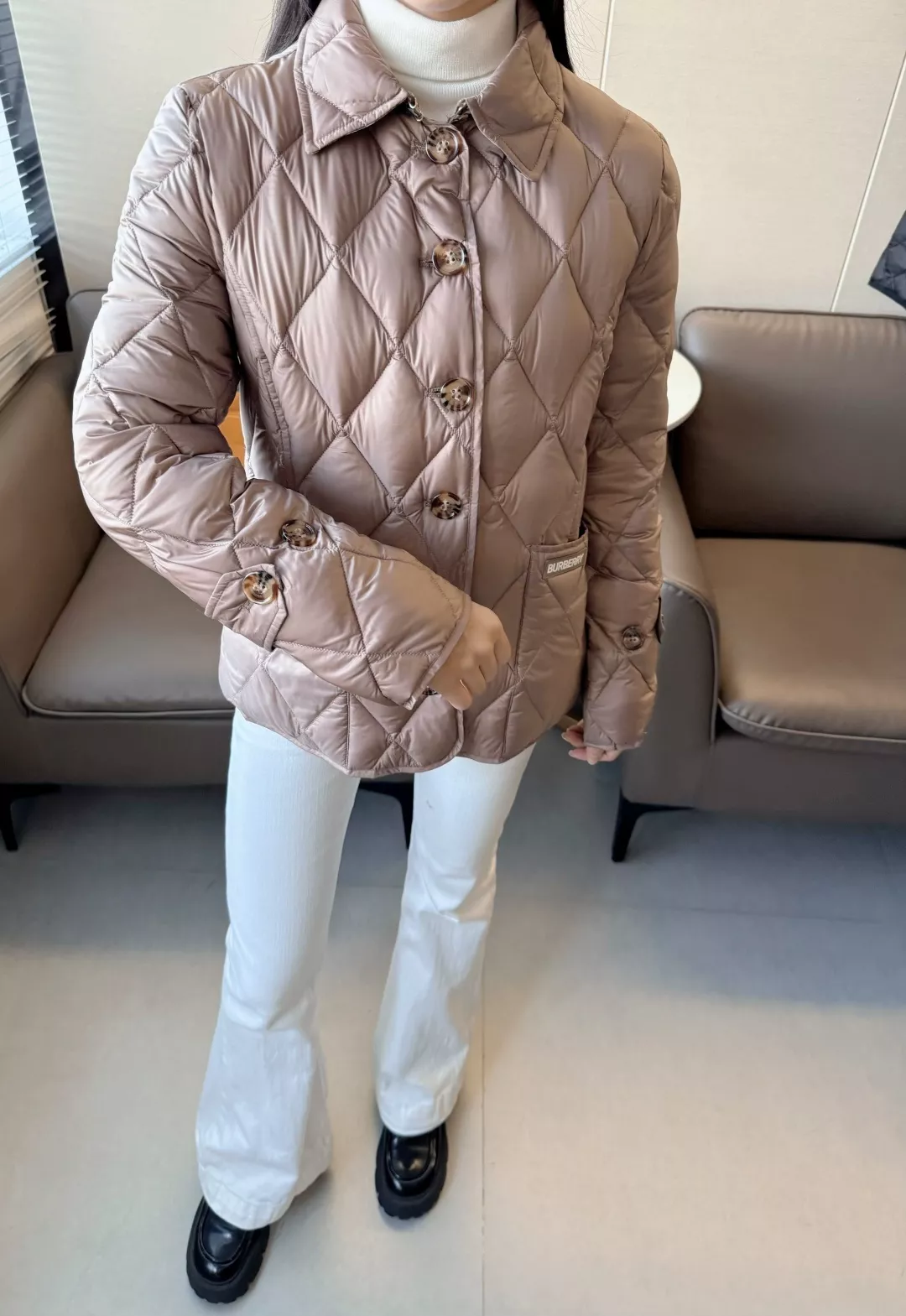버버리 다이아 퀼팅 경량 구스다운 버튼 재킷 상세 이미지 14