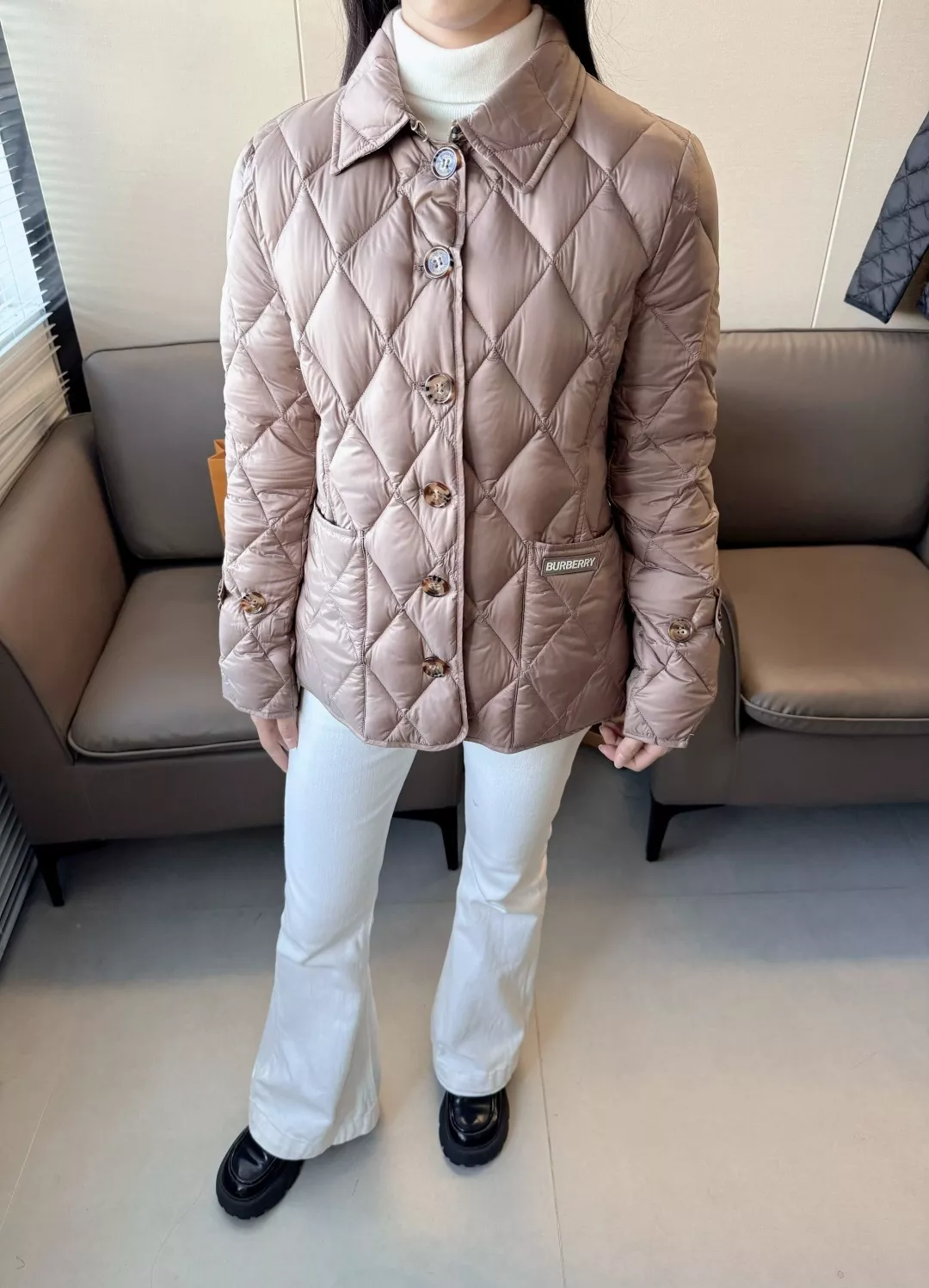 버버리 다이아 퀼팅 경량 구스다운 버튼 재킷 상세 이미지 13