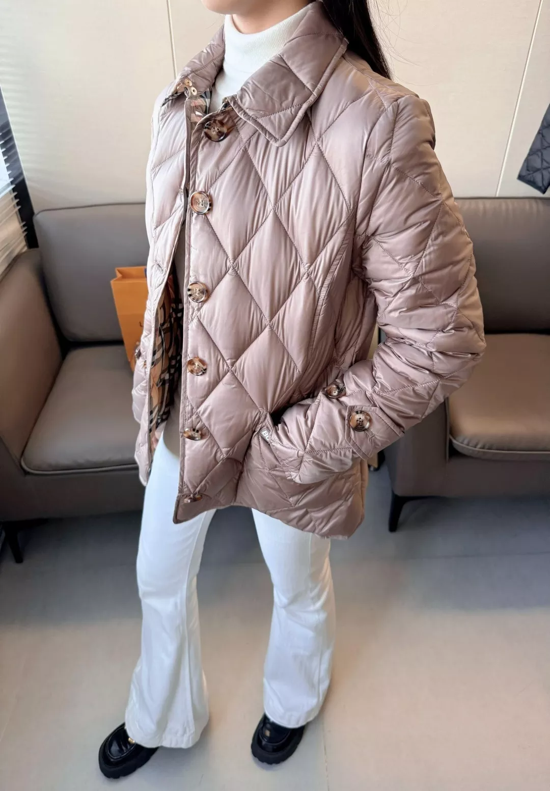 버버리 다이아 퀼팅 경량 구스다운 버튼 재킷 상세 이미지 11