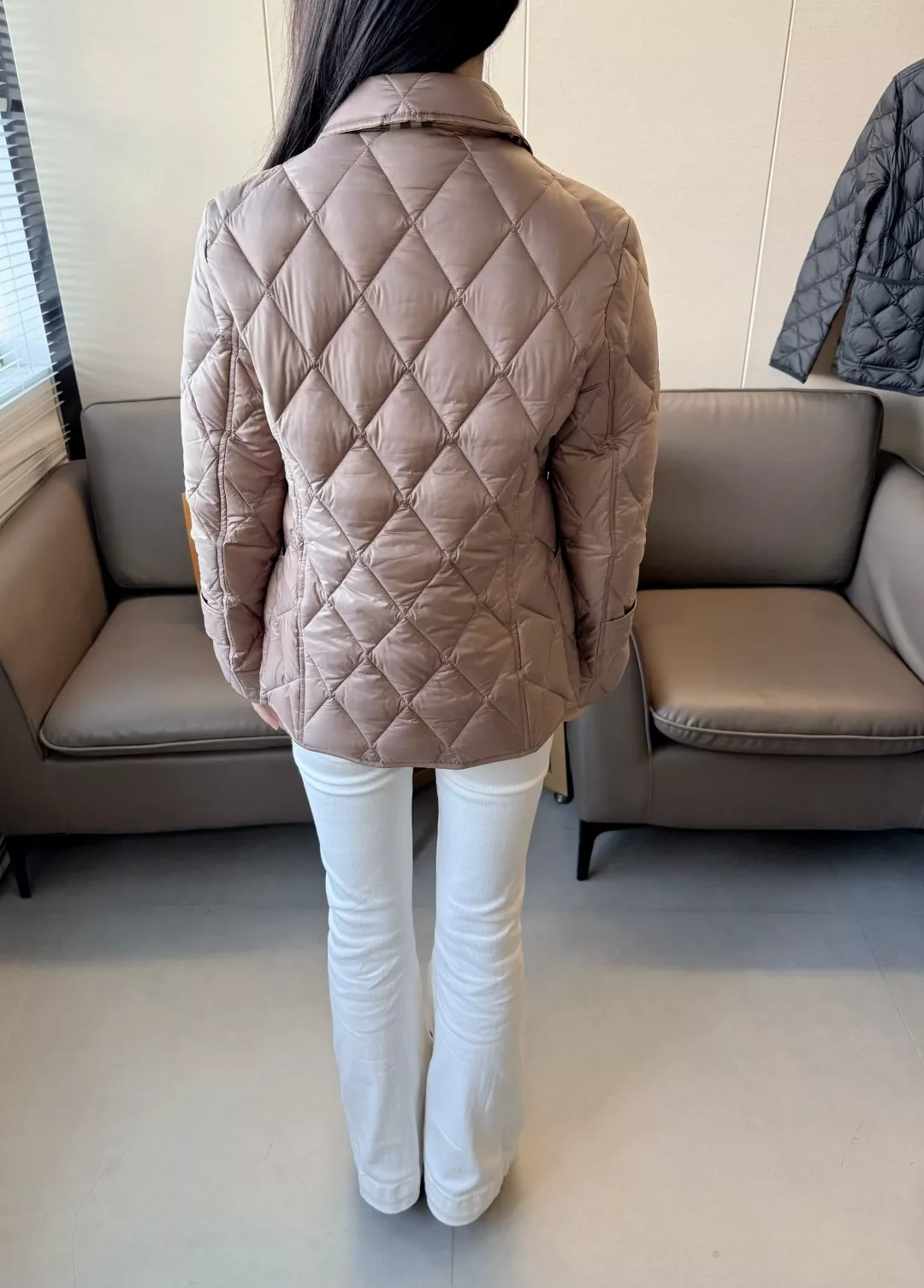 버버리 다이아 퀼팅 경량 구스다운 버튼 재킷 상세 이미지 19