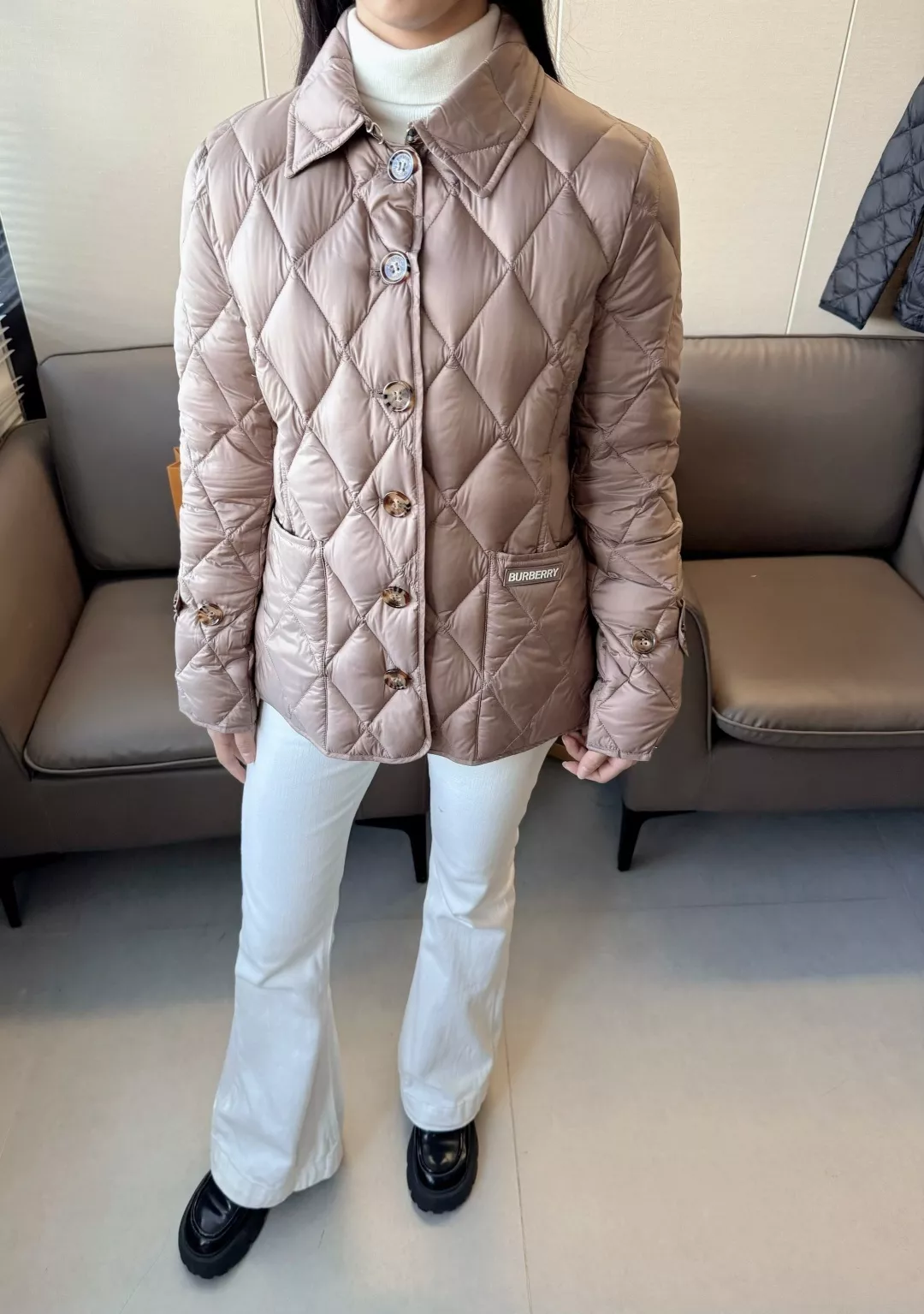 버버리 다이아 퀼팅 경량 구스다운 버튼 재킷 상세 이미지 17