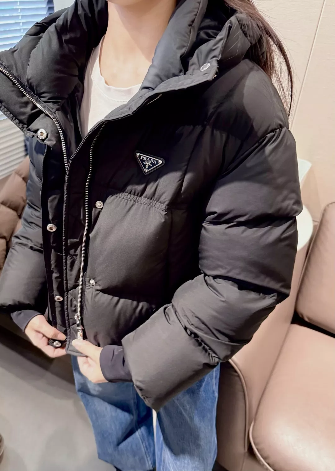 프라다 삼각 로고 후드 숏 구스다운 패딩 상세 이미지 11