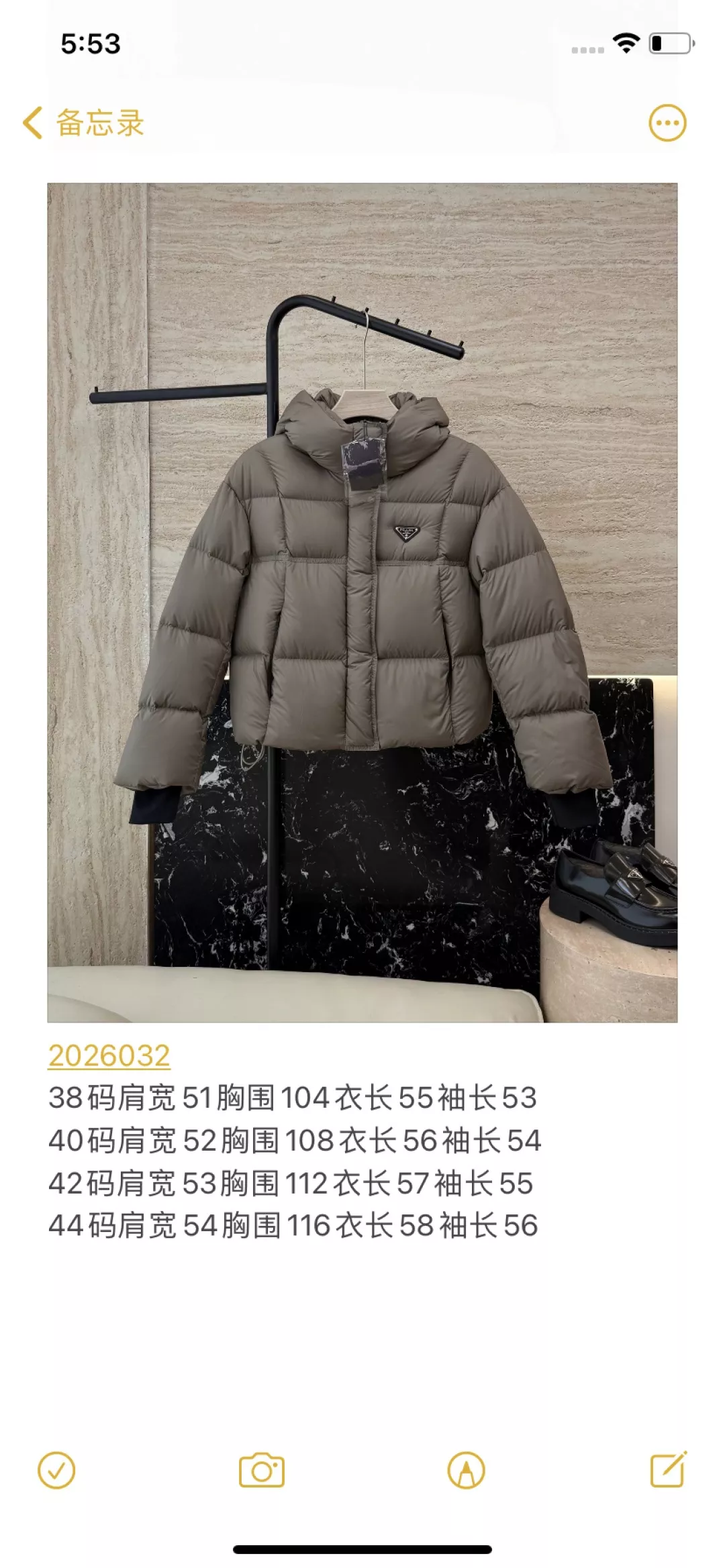 프라다 삼각 로고 후드 구스다운 쇼트 패딩 상세 이미지 10