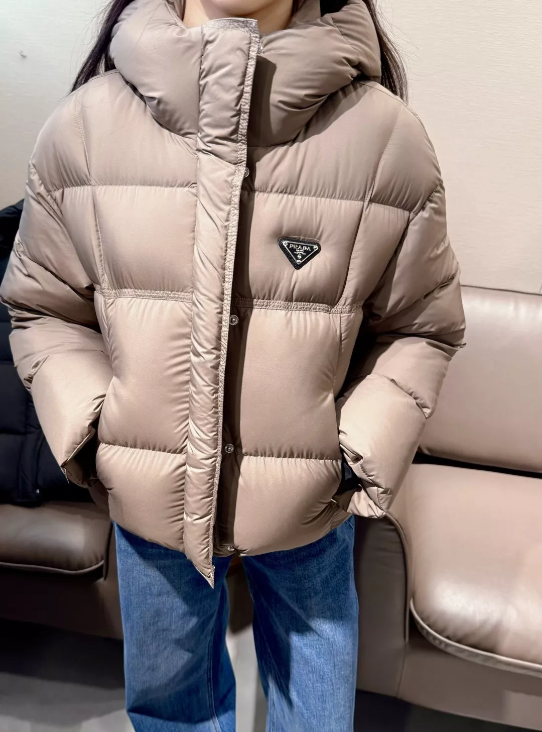 프라다 삼각 로고 후드 구스다운 쇼트 패딩 상세 이미지 12