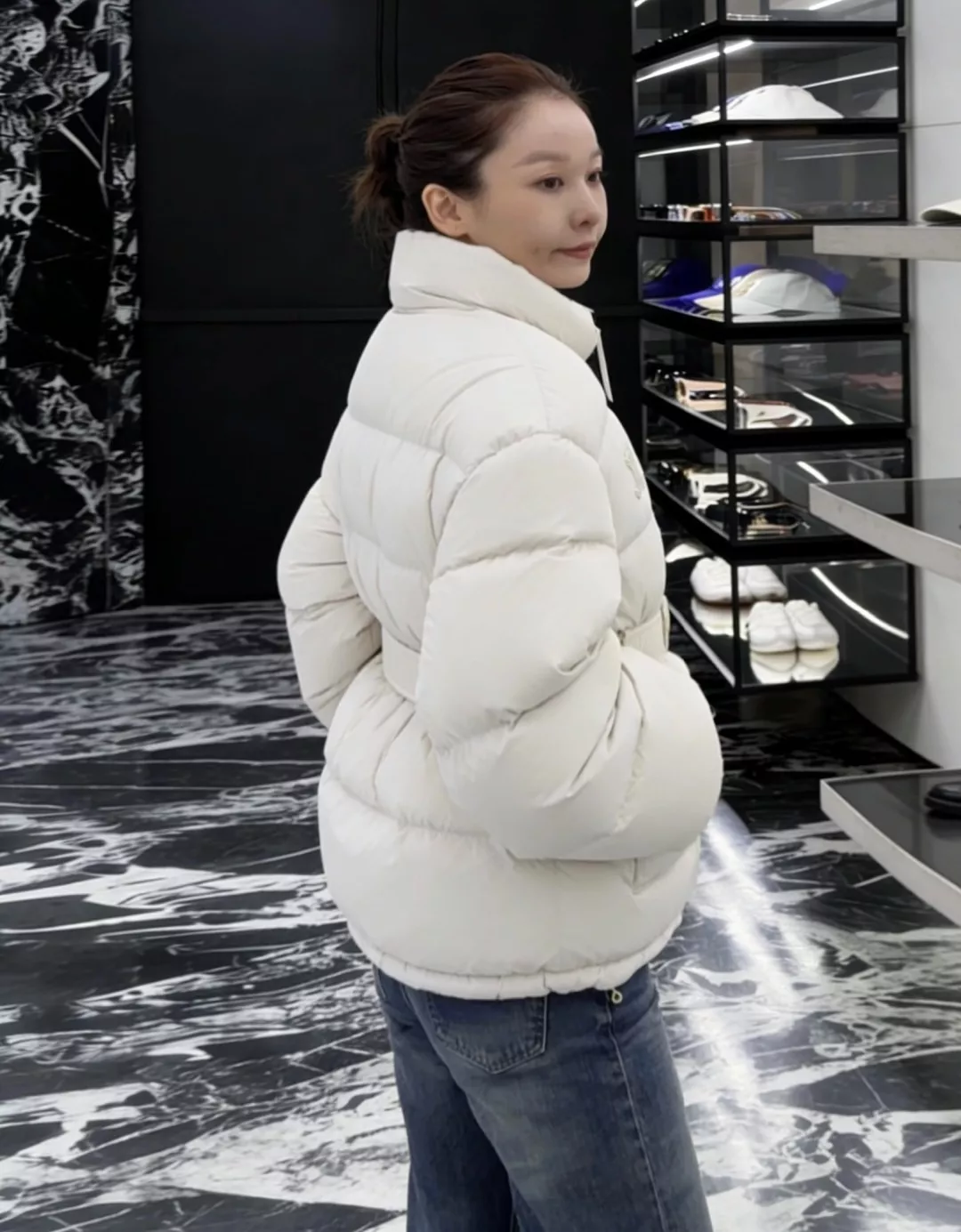 셀린느 벨트 디테일 스탠드카라 미들 구스다운 패딩 상세 이미지 12