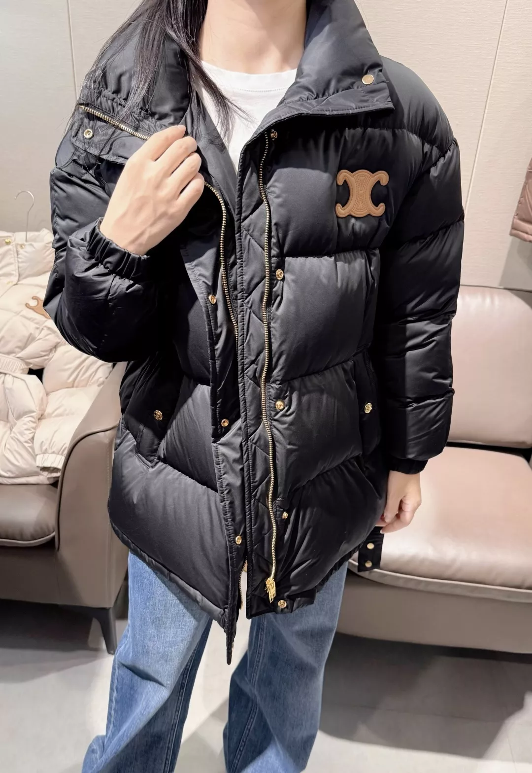 셀린느 벨트 디테일 스탠드카라 미들 다운 재킷 상세 이미지 16