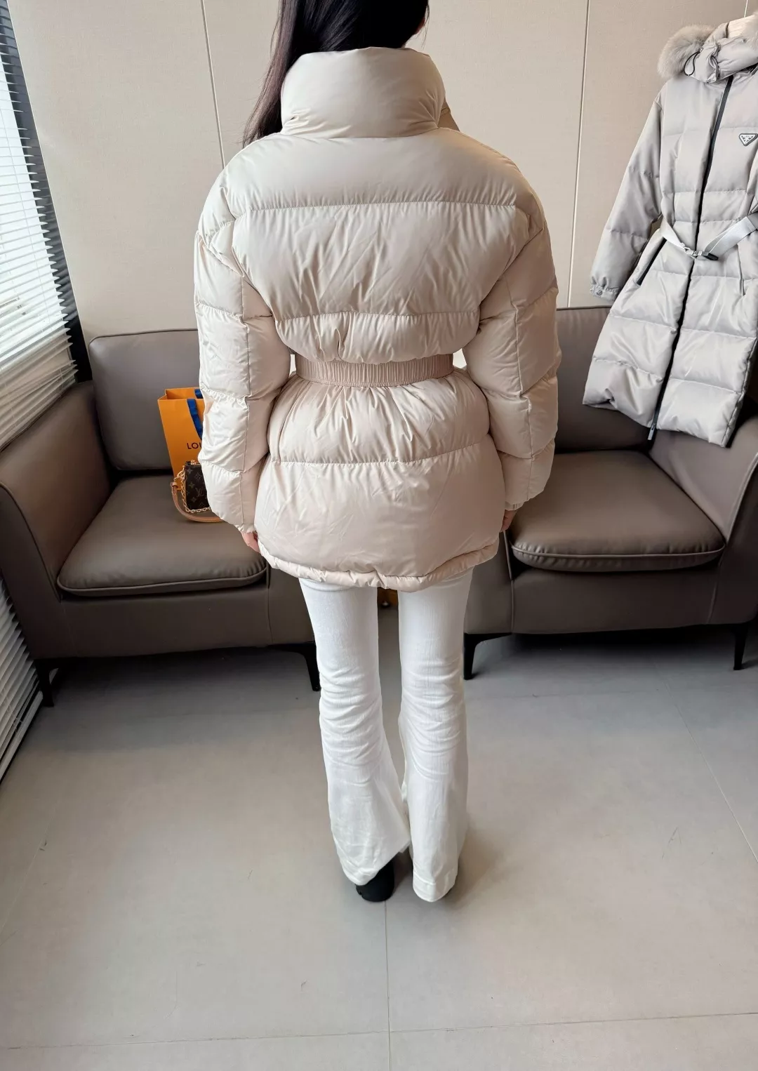 셀린느 벨트 구성 스탠드카라 미들기장 구스다운 패딩 상세 이미지 18