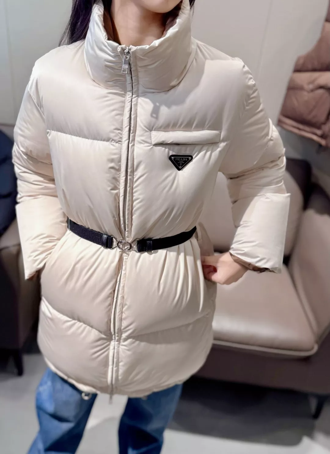 프라다 삼각 로고 스탠드 카라 롱 다운 패딩 상세 이미지 12