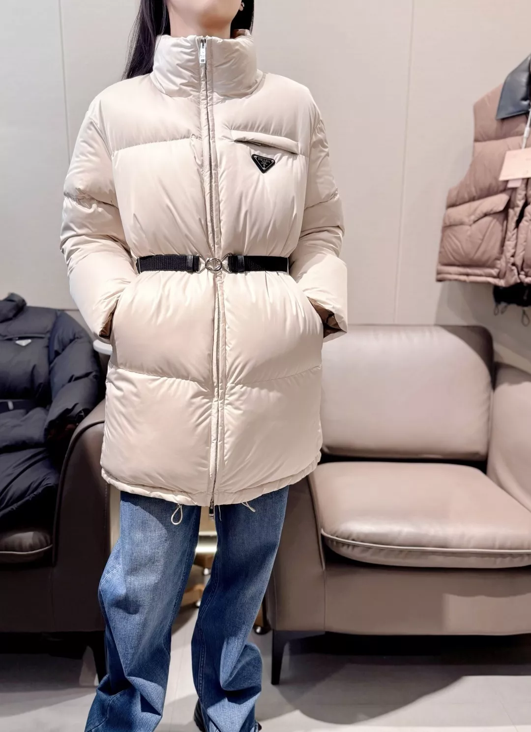 프라다 삼각 로고 스탠드 카라 롱 다운 패딩 상세 이미지 13