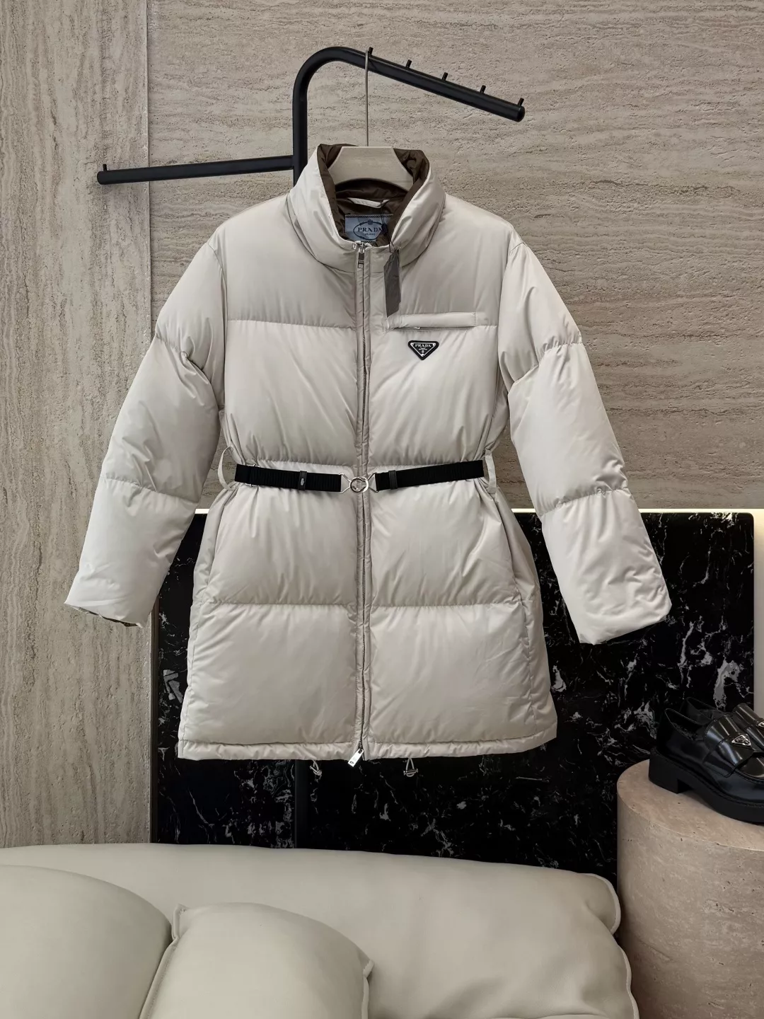 프라다 삼각 로고 스탠드 카라 롱 다운 패딩 상세 이미지 1