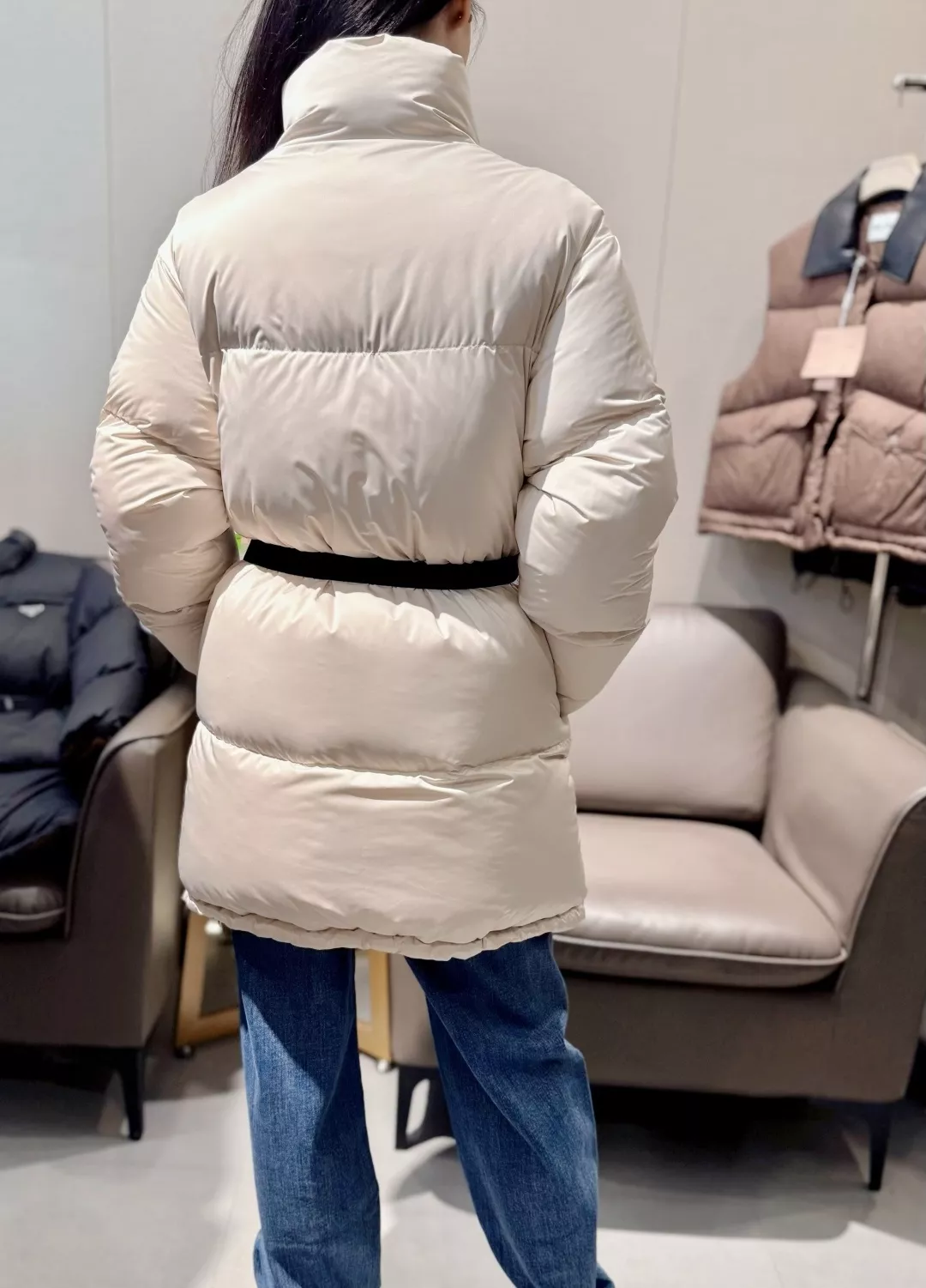 프라다 삼각 로고 스탠드 카라 롱 다운 패딩 상세 이미지 14
