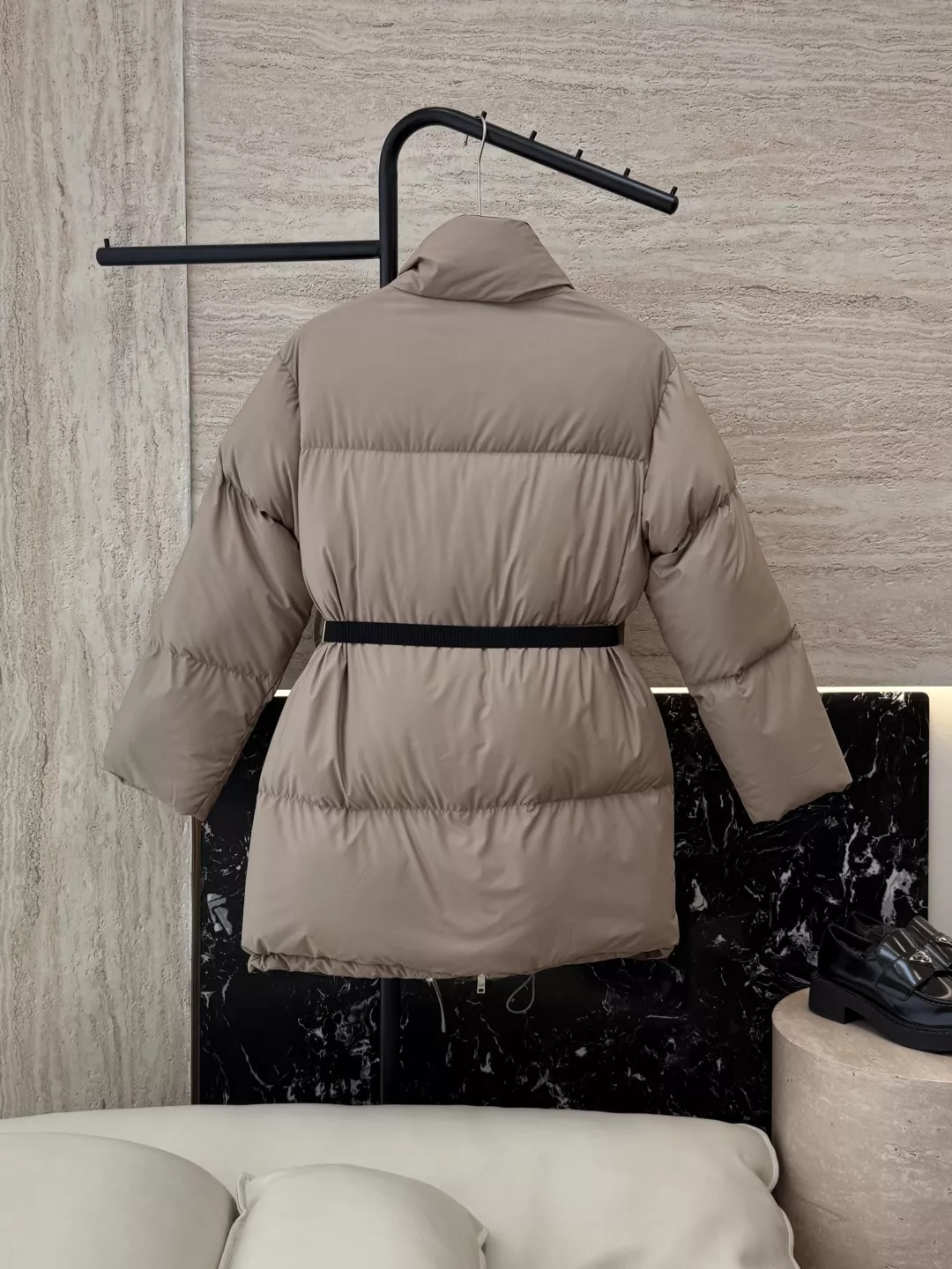 프라다 삼각 로고 하이넥 미들 다운 패딩 상세 이미지 2