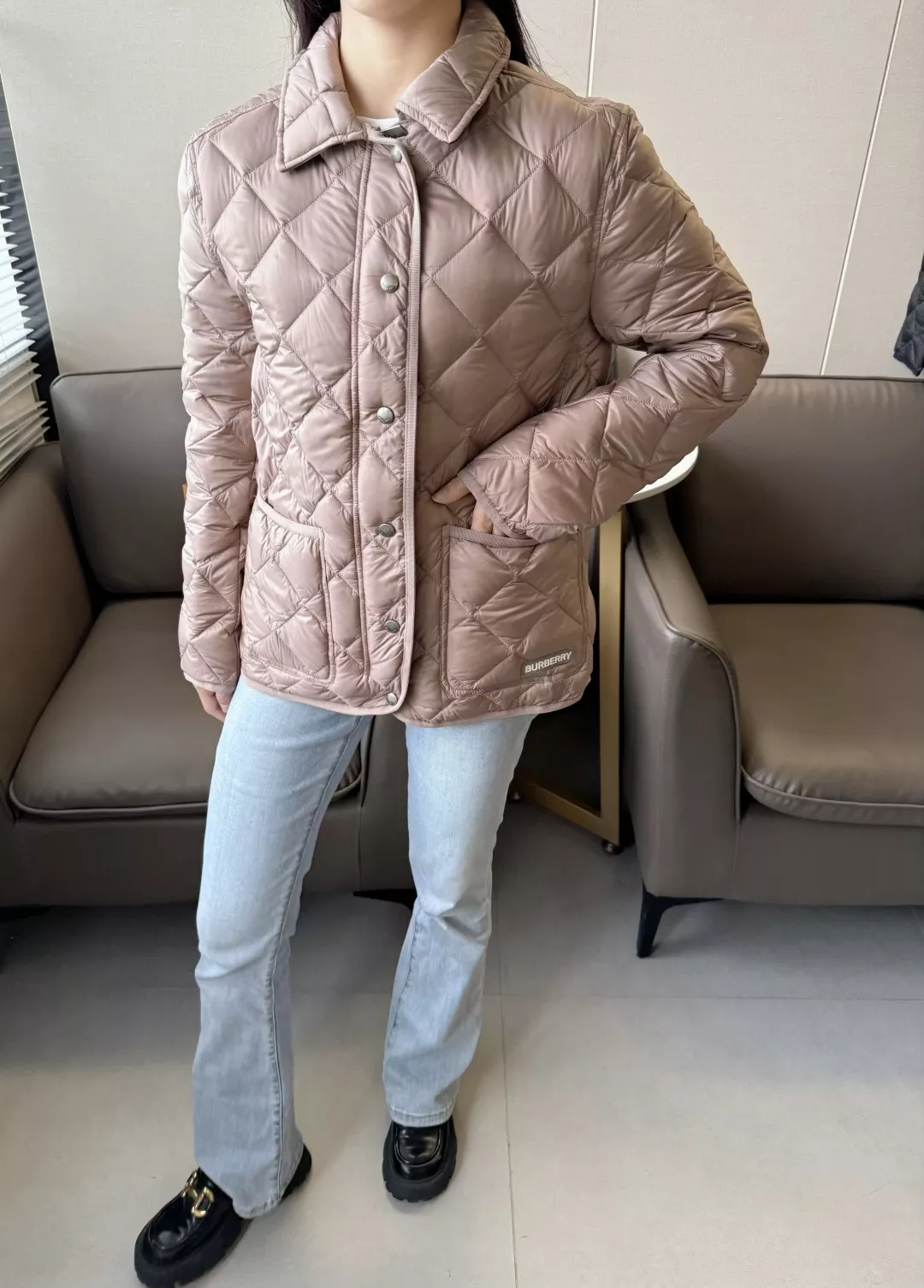 버버리 다이아 퀼팅 경량 구스다운 패딩 재킷 상세 이미지 15