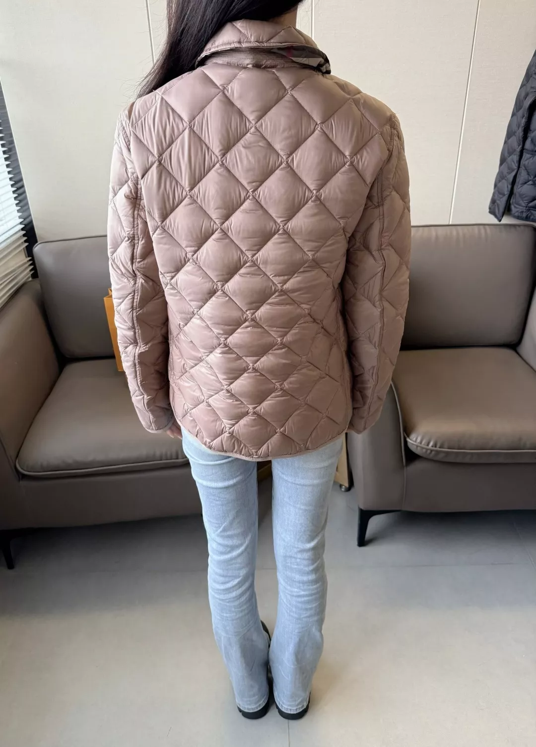버버리 다이아 퀼팅 경량 구스다운 패딩 재킷 상세 이미지 19