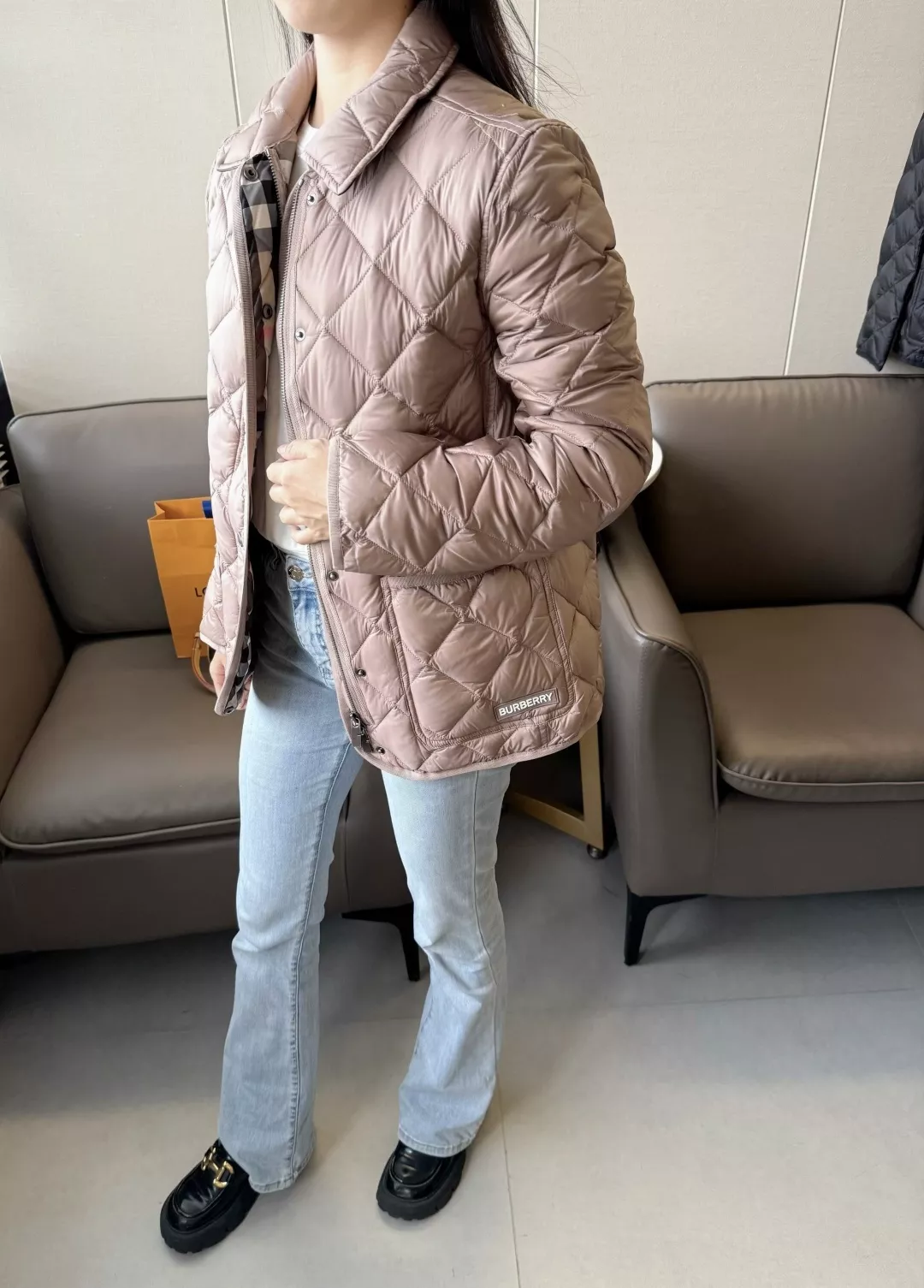 버버리 다이아 퀼팅 경량 구스다운 패딩 재킷 상세 이미지 17