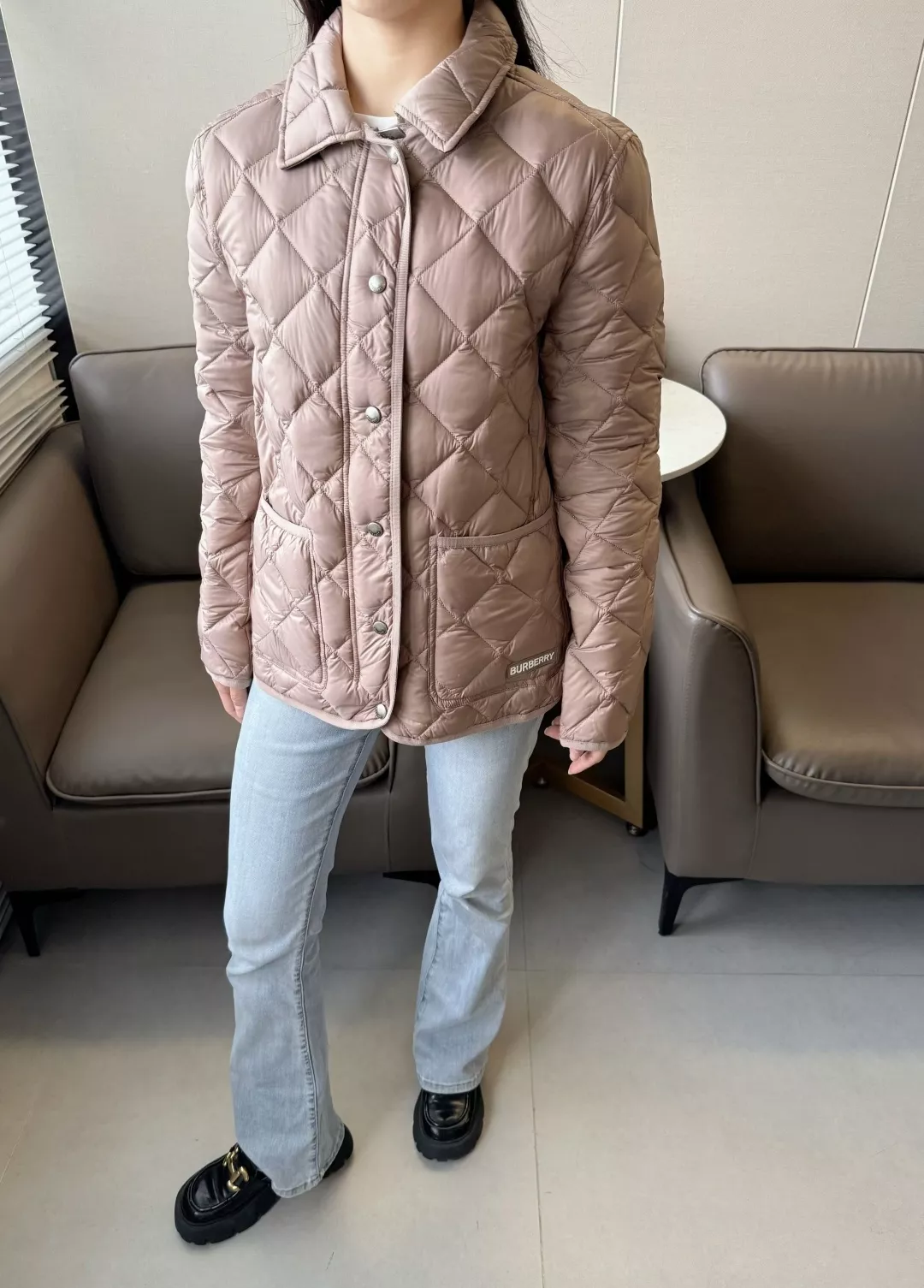 버버리 다이아 퀼팅 경량 구스다운 패딩 재킷 상세 이미지 14