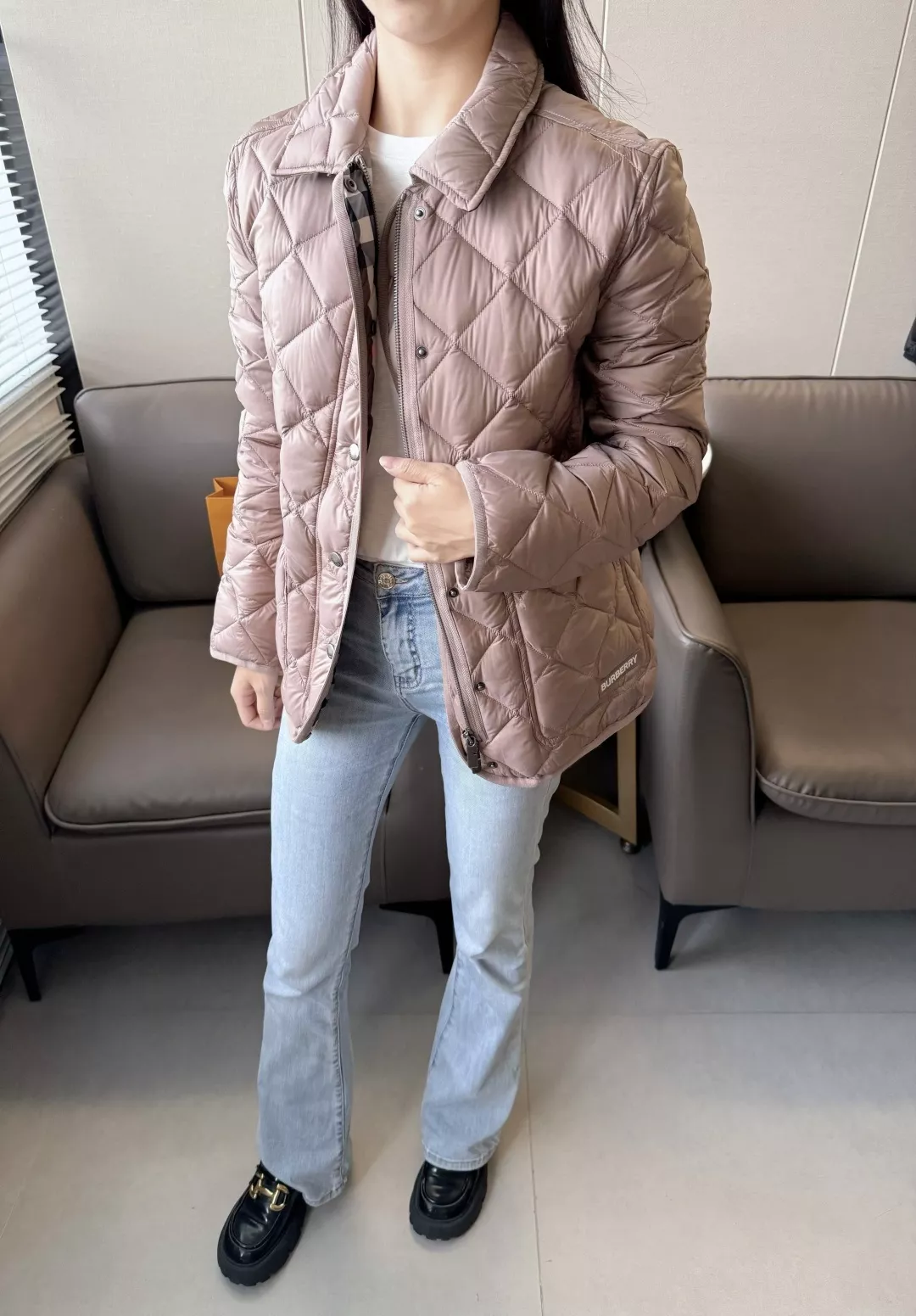 버버리 다이아 퀼팅 경량 구스다운 패딩 재킷 상세 이미지 12