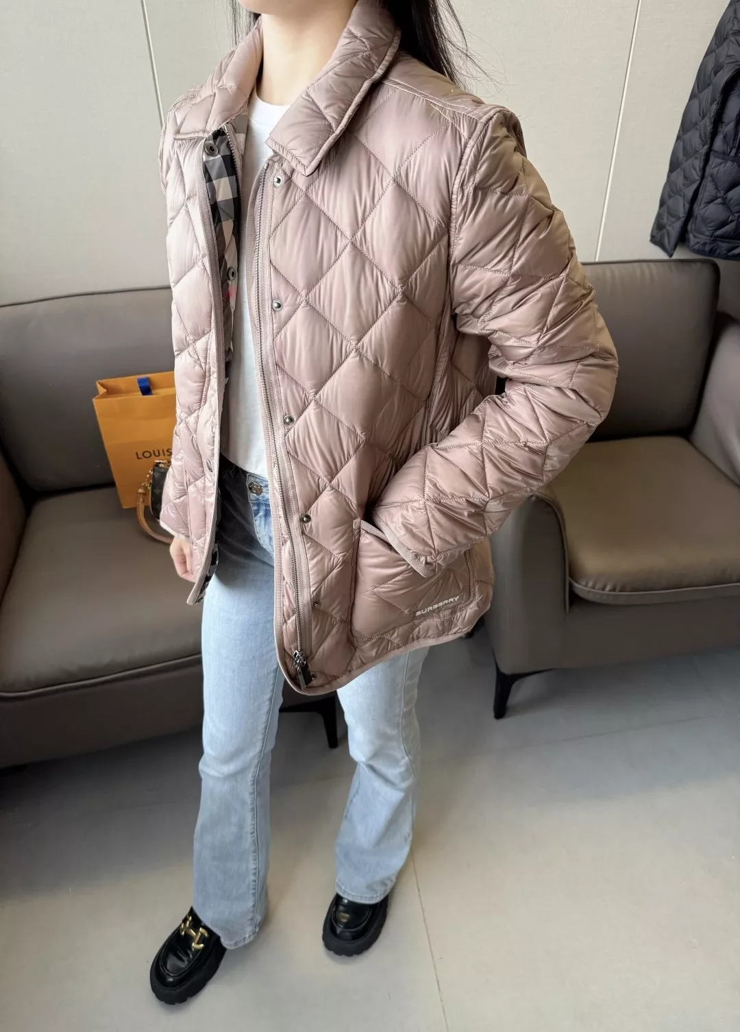 버버리 다이아 퀼팅 경량 구스다운 패딩 재킷 상세 이미지 11