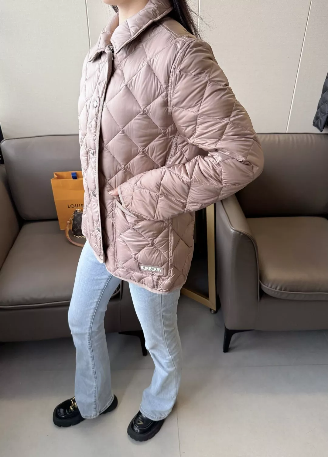 버버리 다이아 퀼팅 경량 구스다운 패딩 재킷 상세 이미지 18