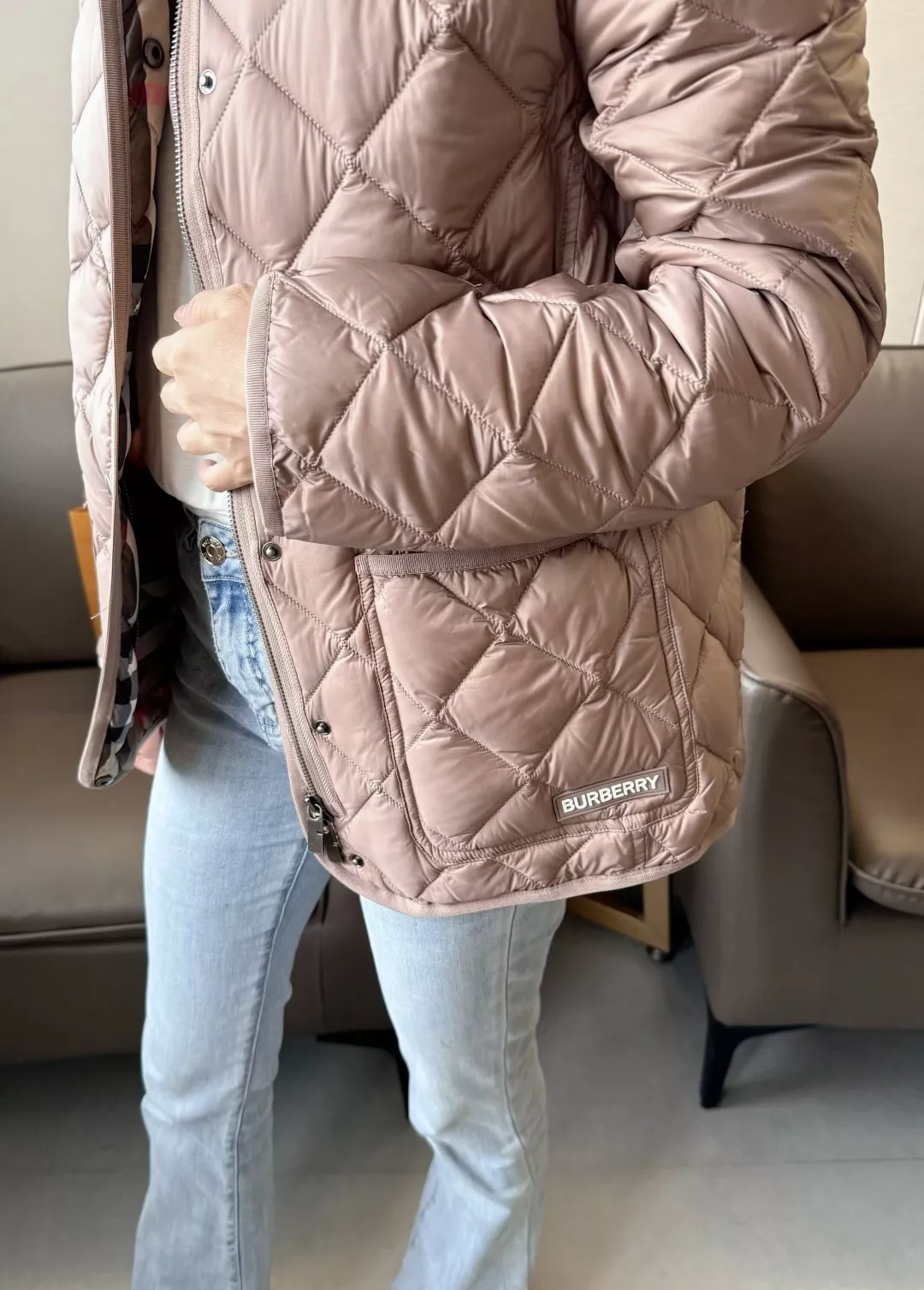 버버리 다이아 퀼팅 경량 구스다운 패딩 재킷 상세 이미지 16