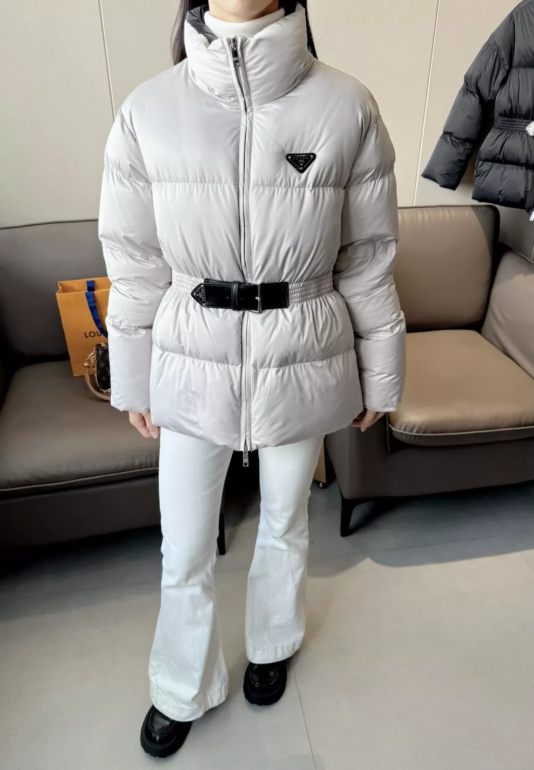 프라다 삼각 로고 벨티드 숏 다운 재킷 상세 이미지 15