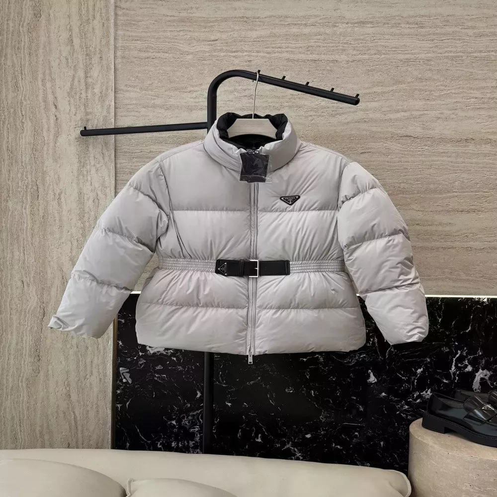 프라다 삼각 로고 벨티드 숏 다운 재킷