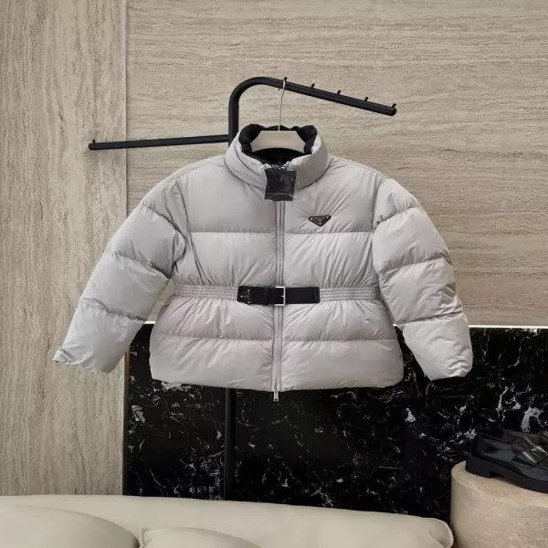 프라다 삼각 로고 벨티드 숏 다운 재킷