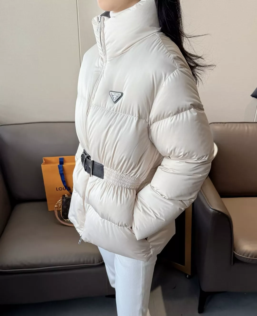 프라다 삼각 로고 90퍼센트 구스다운 벨트 숏 패딩 재킷 상세 이미지 15