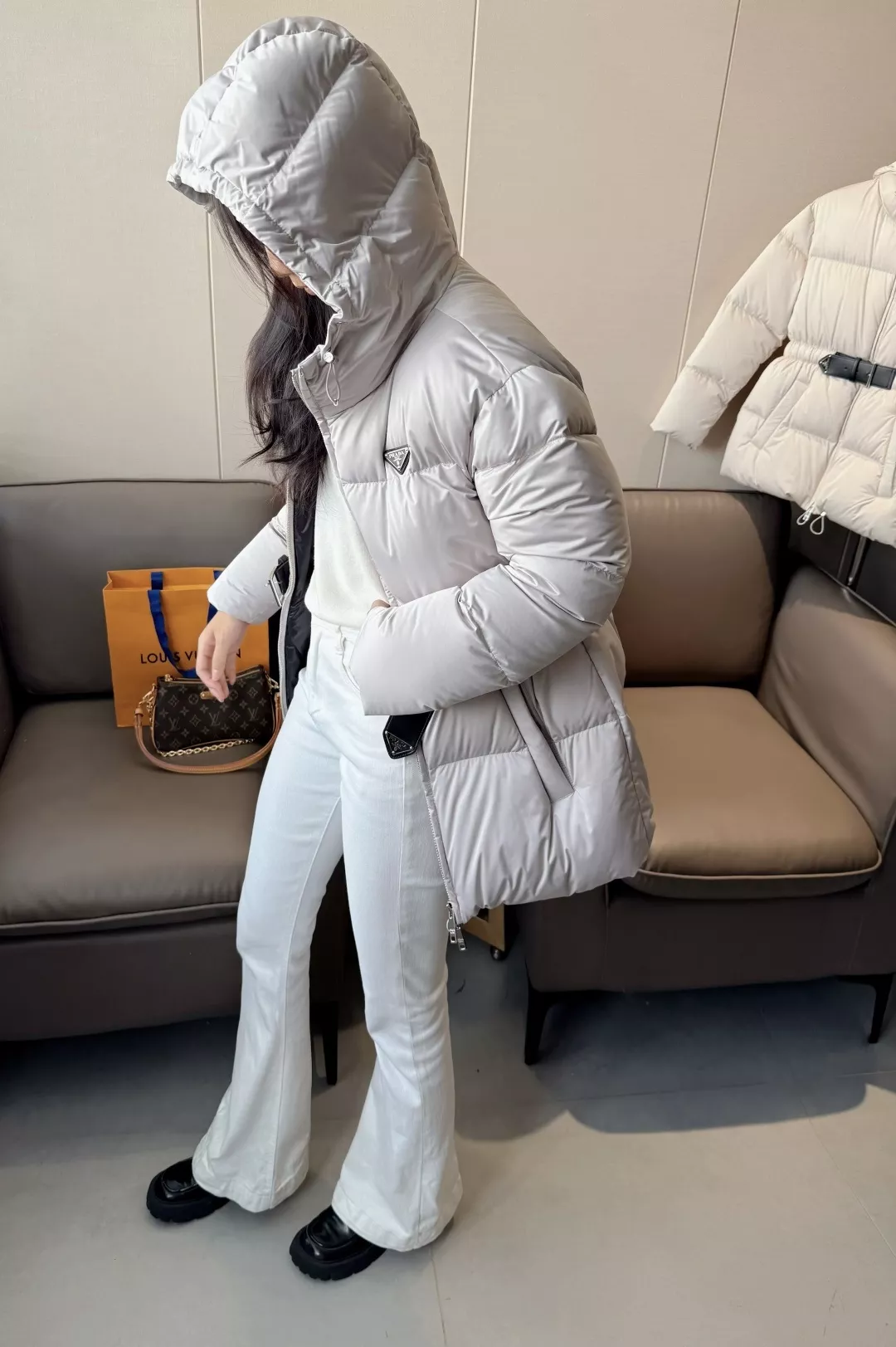 프라다 삼각 로고 후드 구스다운 패딩 재킷 상세 이미지 11