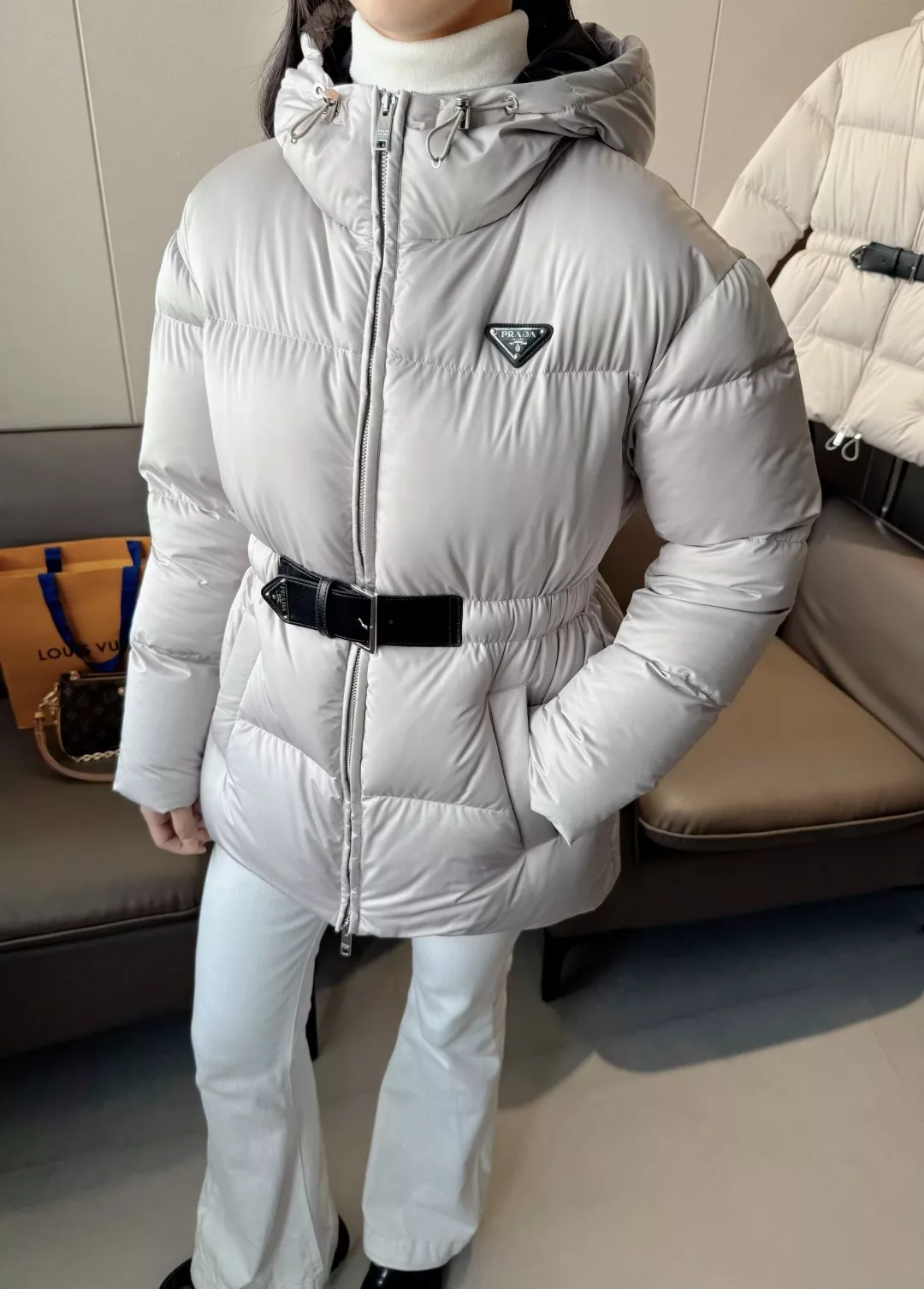 프라다 삼각 로고 후드 구스다운 패딩 재킷 상세 이미지 13