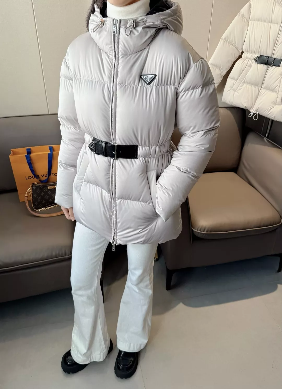 프라다 삼각 로고 후드 구스다운 패딩 재킷 상세 이미지 15