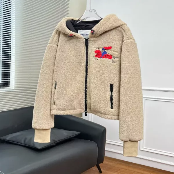 버버리 2025FW 신년 캡슐 EKD 자수 후드 플리스 집업 재킷