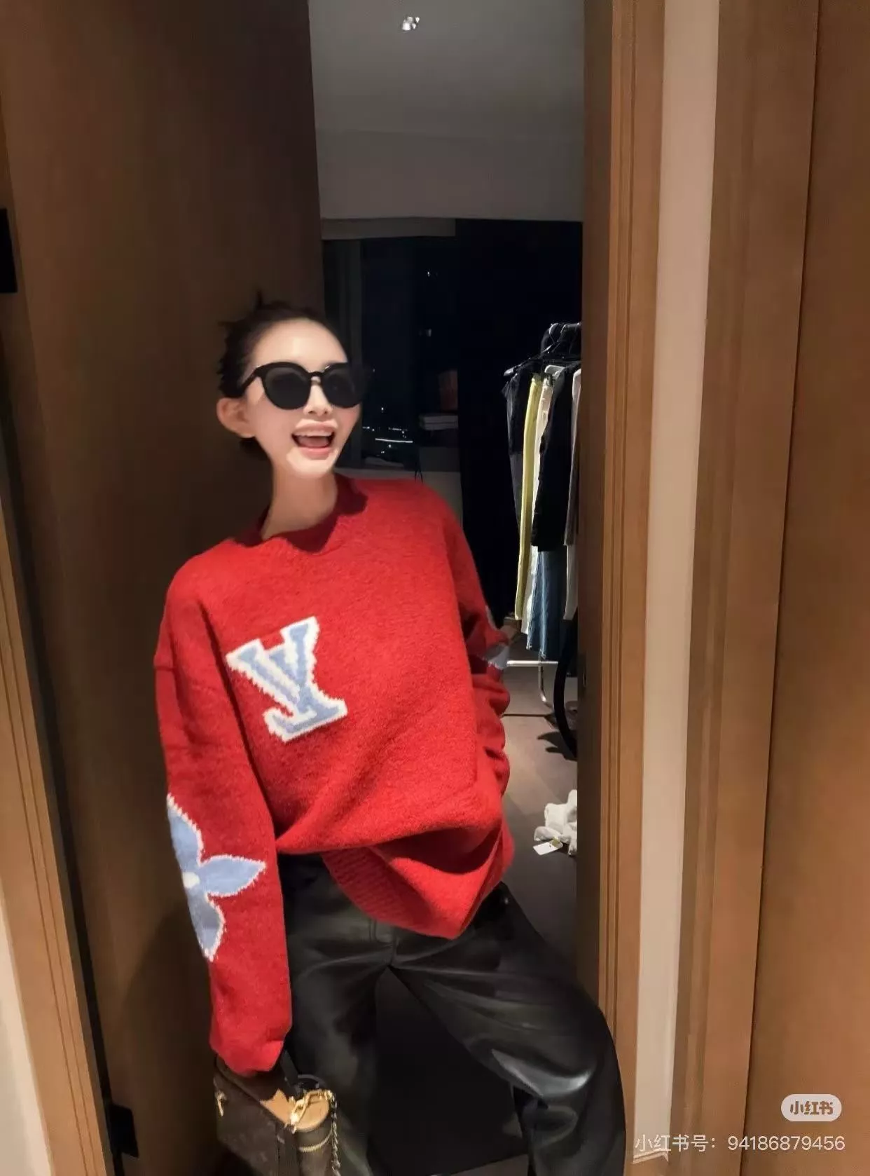 루이비통 LV 로고 모노그램 플라워 라운드 니트 풀오버 상세 이미지 25