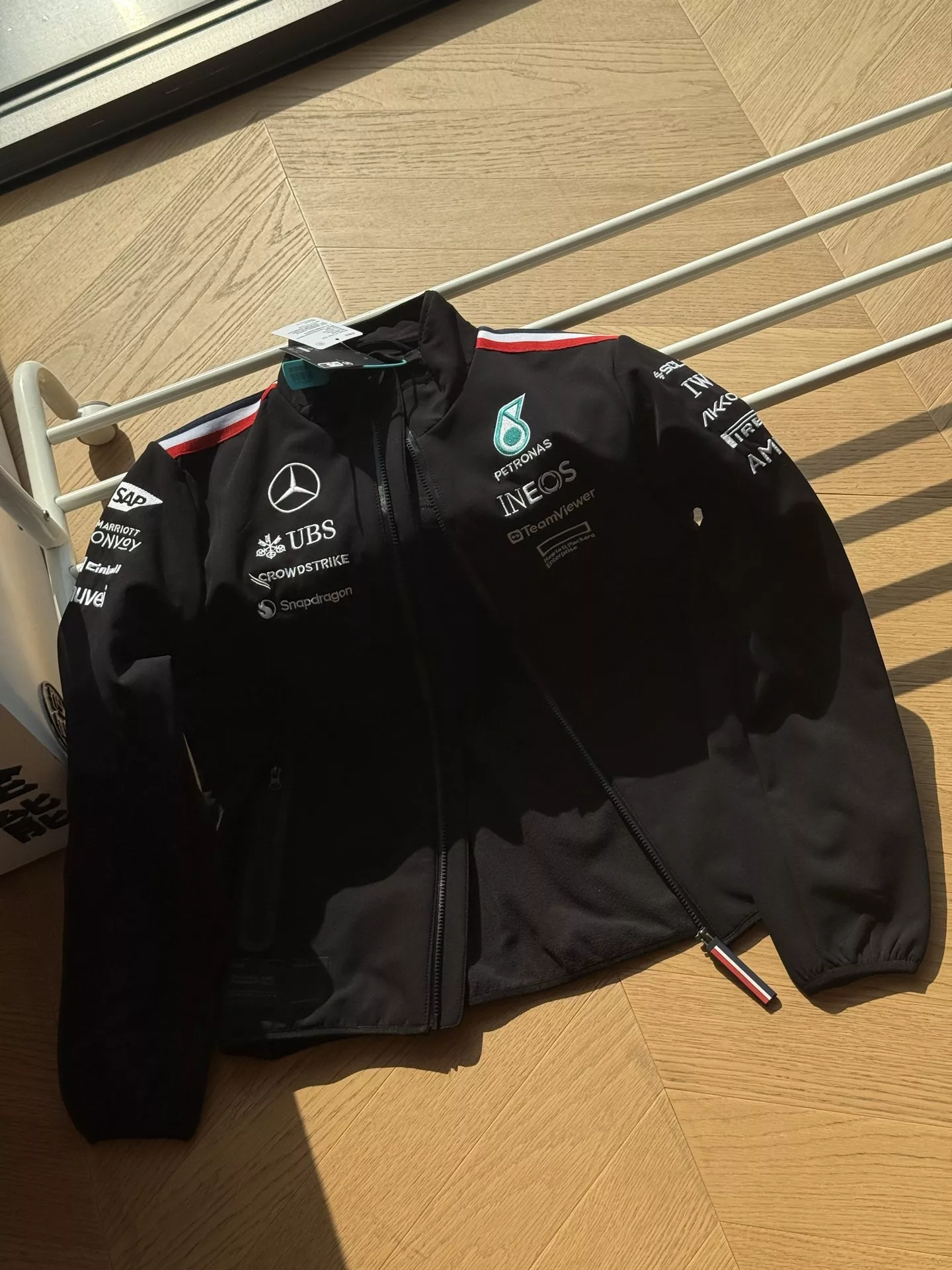 타미힐피거 메르세데스 벤츠 F1 팀 로고 소프트쉘 재킷 상세 이미지 2