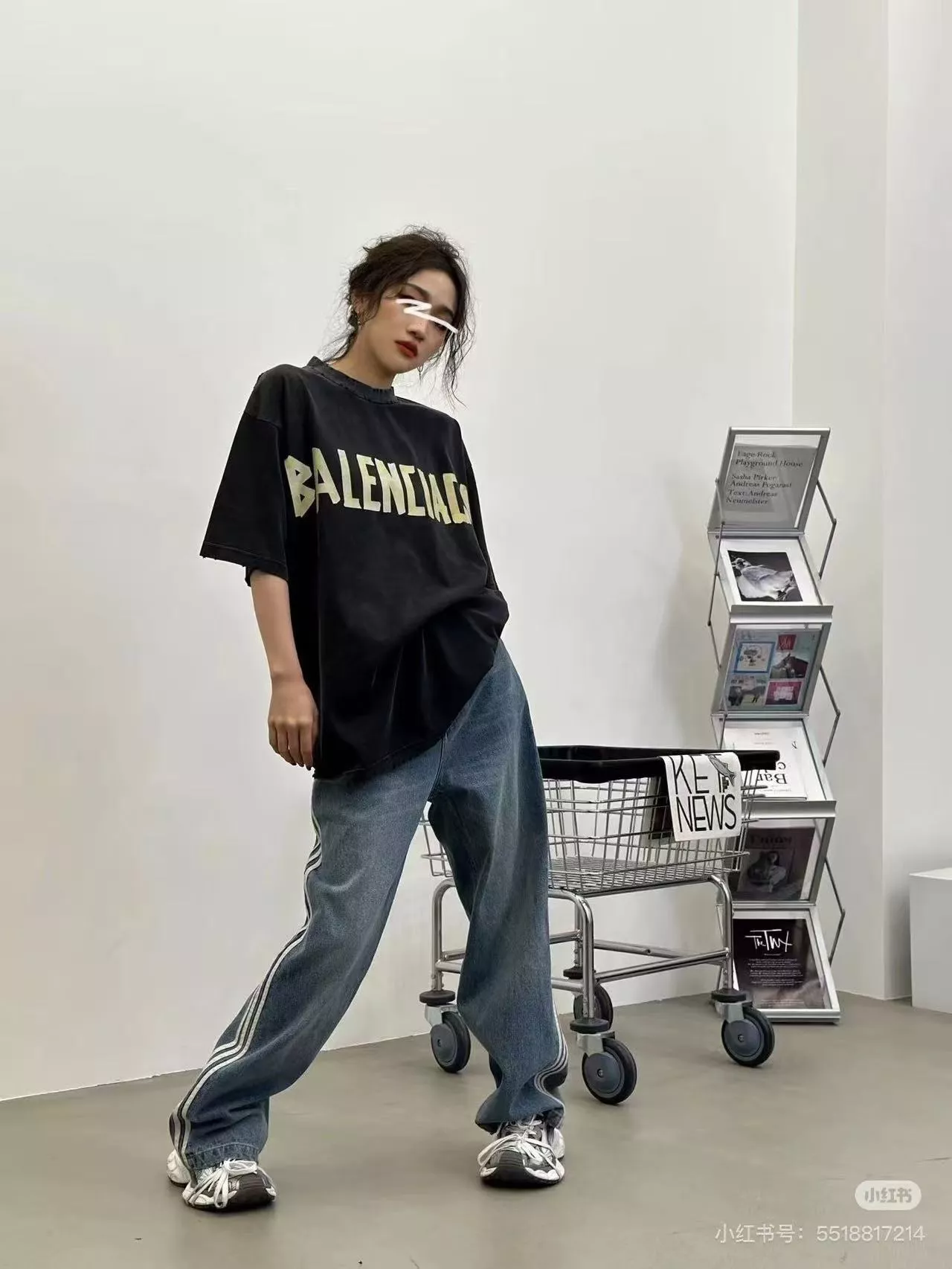 발렌시아가 빈티지 테이프 그래피티 로고 워싱 반소매 티셔츠 상세 이미지 13