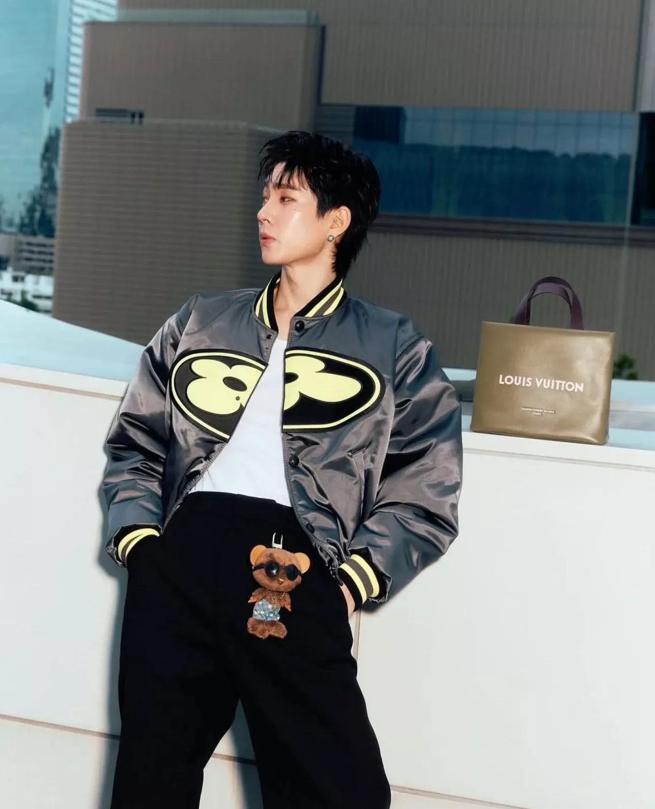 루이비통 25FW 사계절 클로버 패치 자수 바시티 패딩 재킷 상세 이미지 15