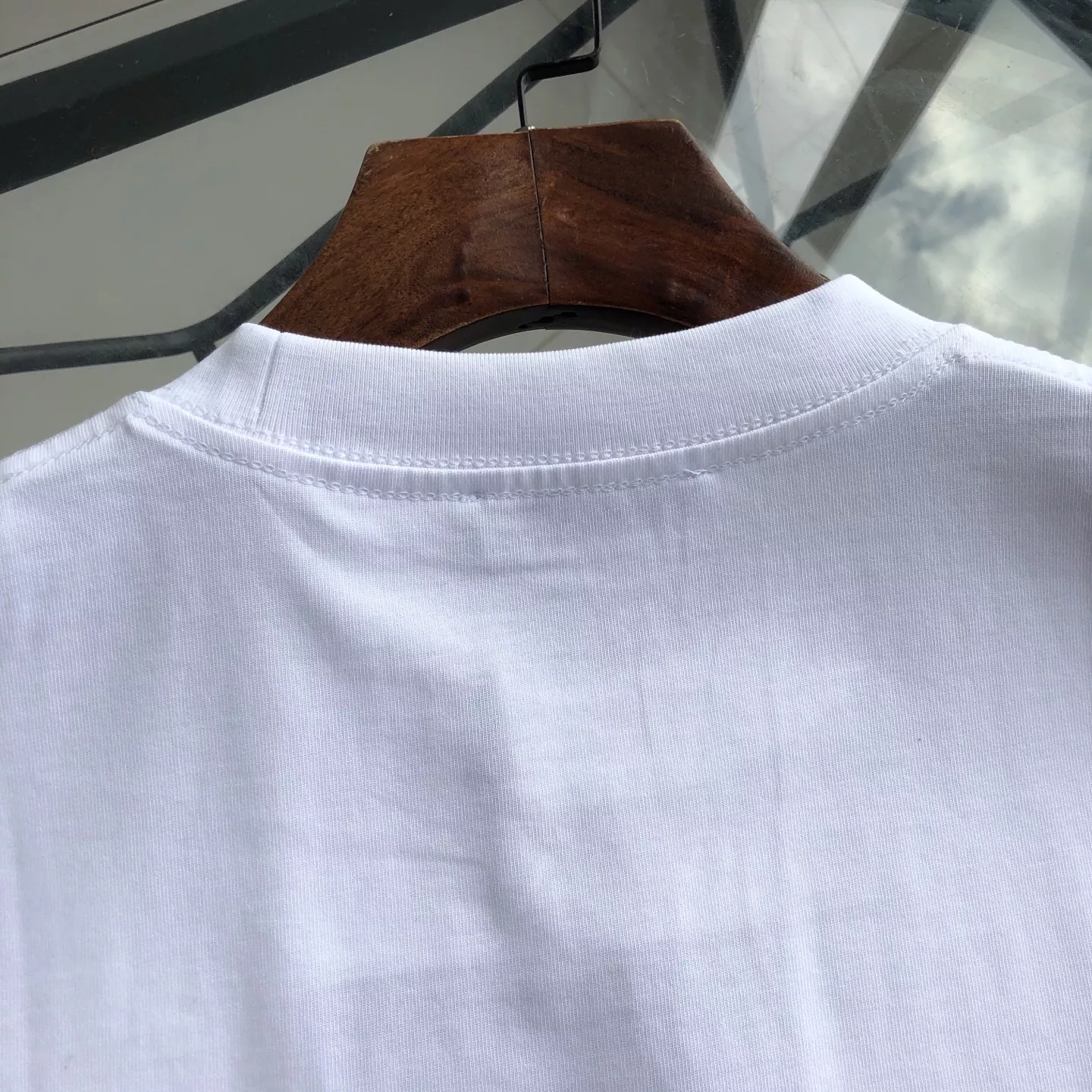 로에베 로고 자수 패치 라운드넥 반소매 티셔츠 상세 이미지 27