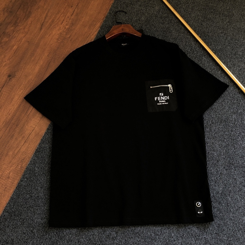 프라다 클래식 철제 로고 포켓 반소매 티셔츠