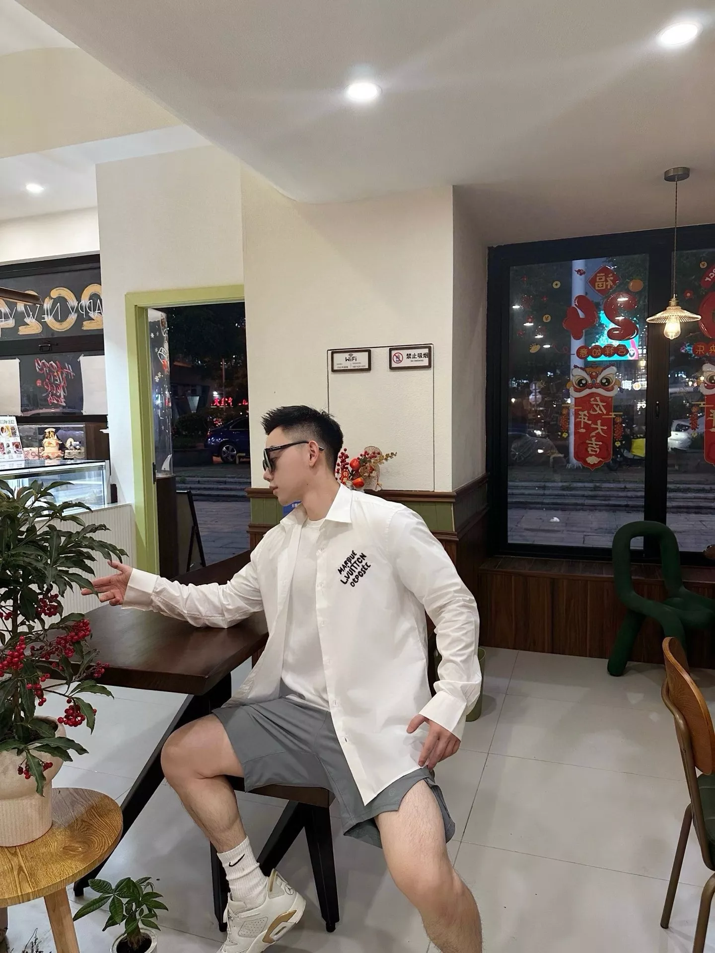 루이비통 25SS 자수 레터링 로고 버튼다운 셔츠 상세 이미지 16