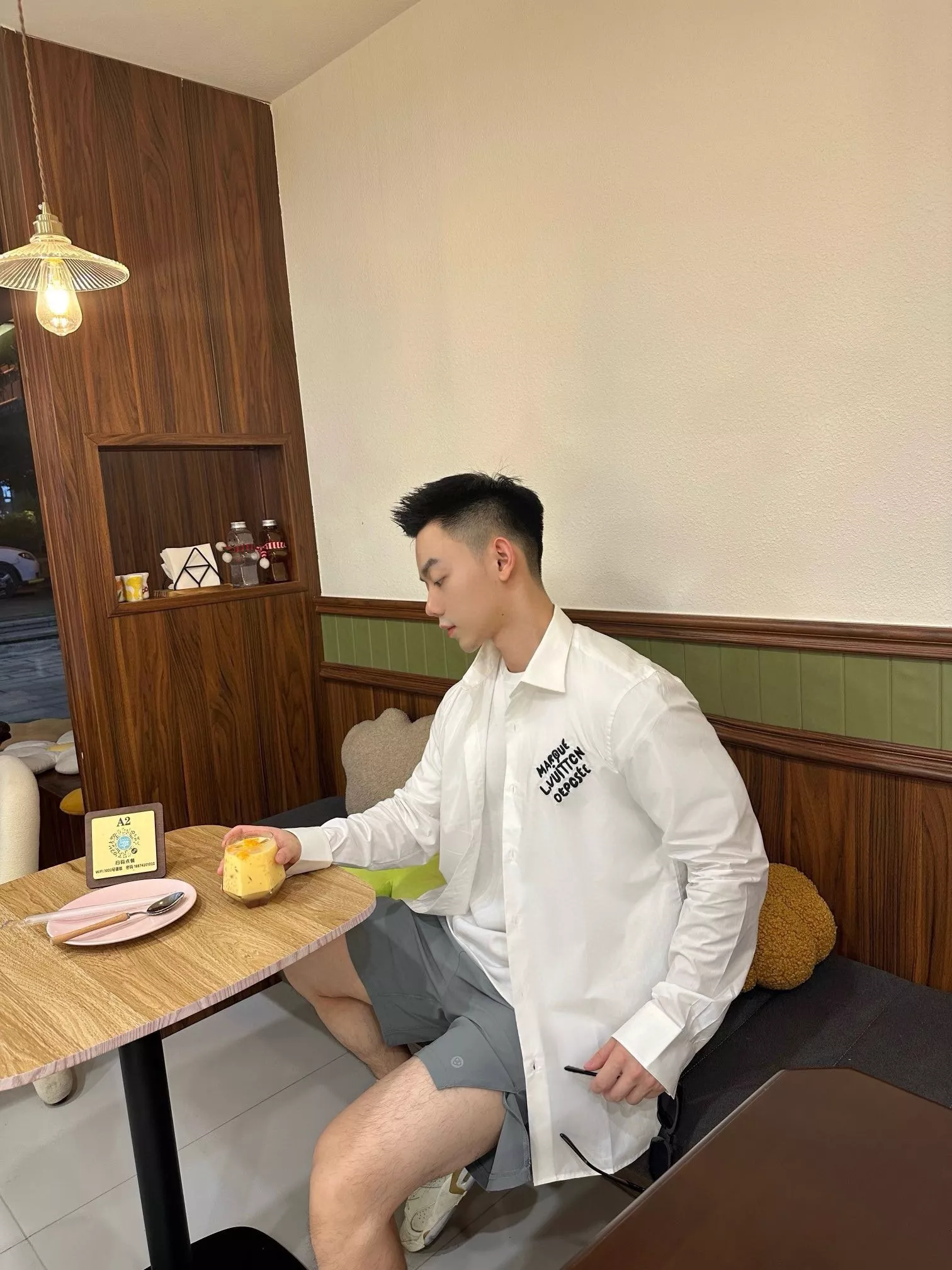 루이비통 25SS 자수 레터링 로고 버튼다운 셔츠 상세 이미지 13