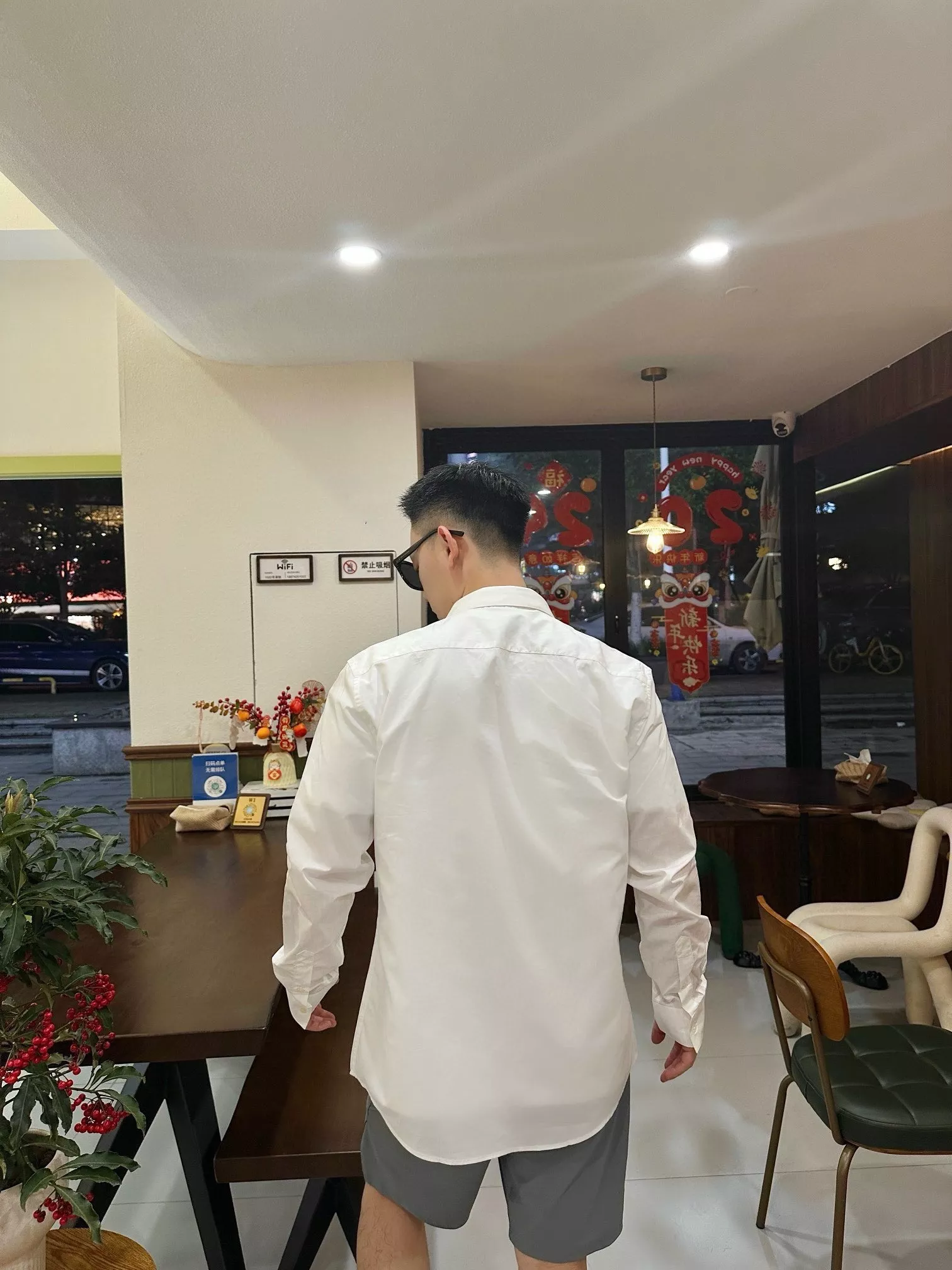 루이비통 25SS 자수 레터링 로고 버튼다운 셔츠 상세 이미지 15