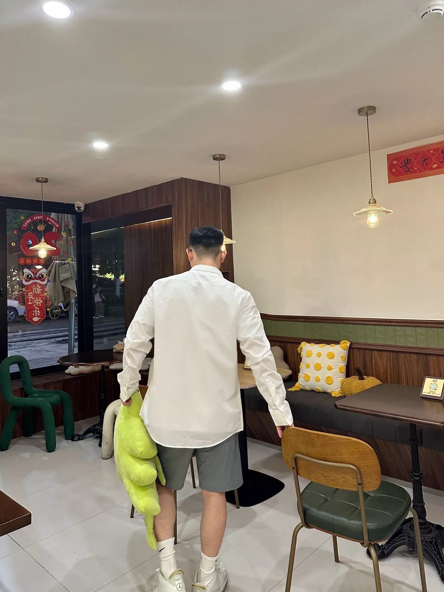 루이비통 25SS 자수 레터링 로고 버튼다운 셔츠 상세 이미지 12