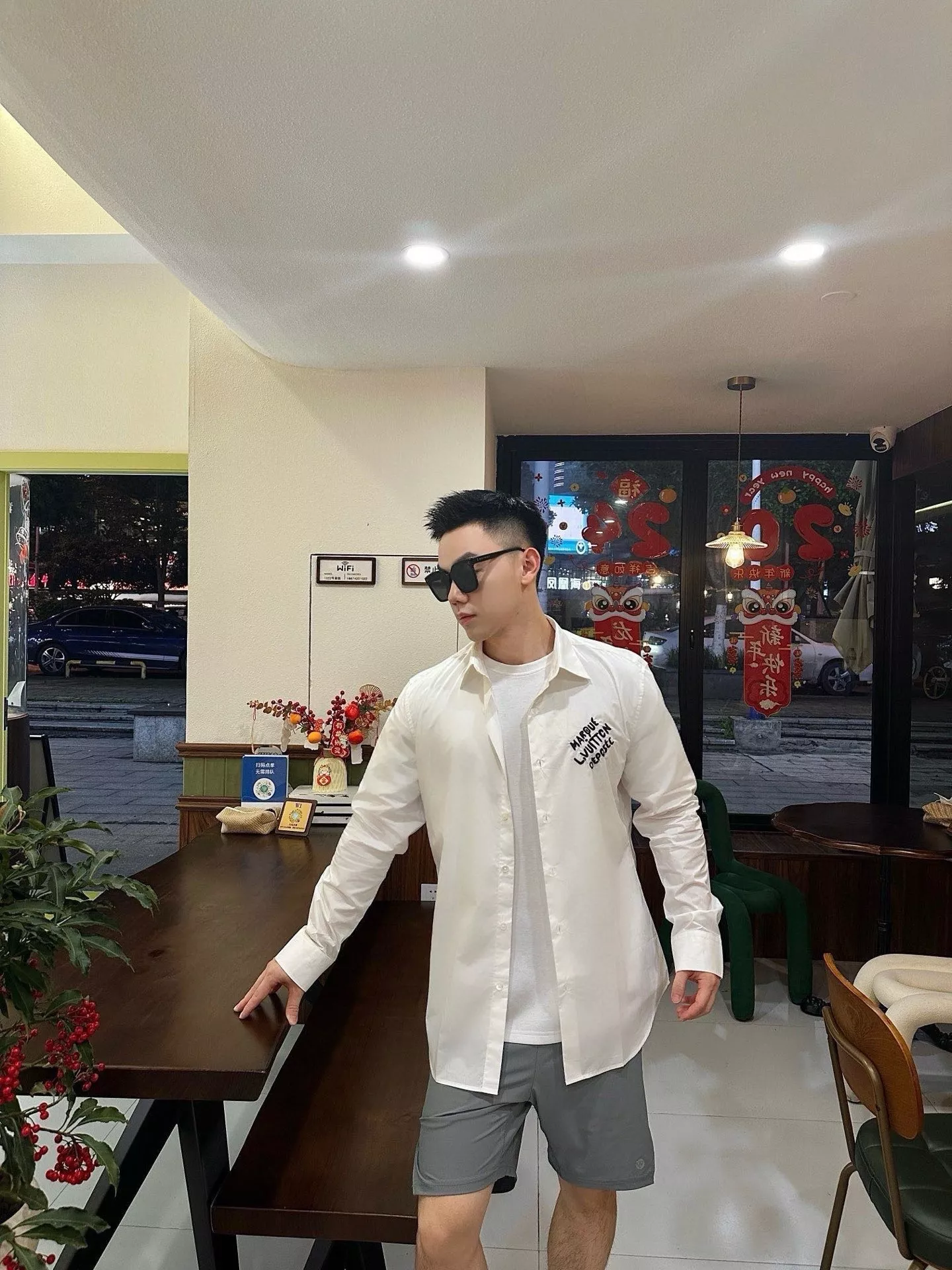 루이비통 25SS 자수 레터링 로고 버튼다운 셔츠 상세 이미지 11