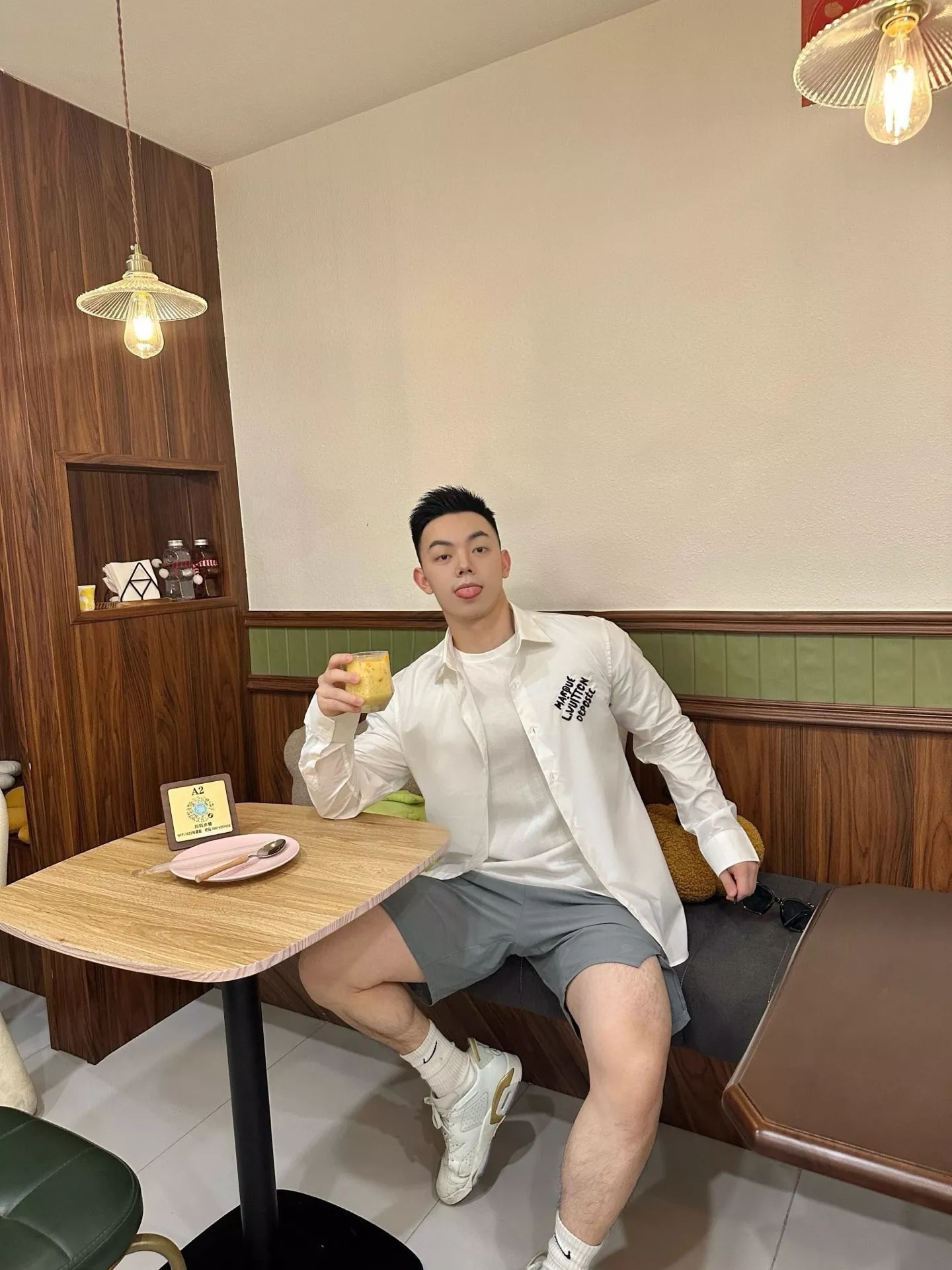 루이비통 25SS 자수 레터링 로고 버튼다운 셔츠 상세 이미지 14