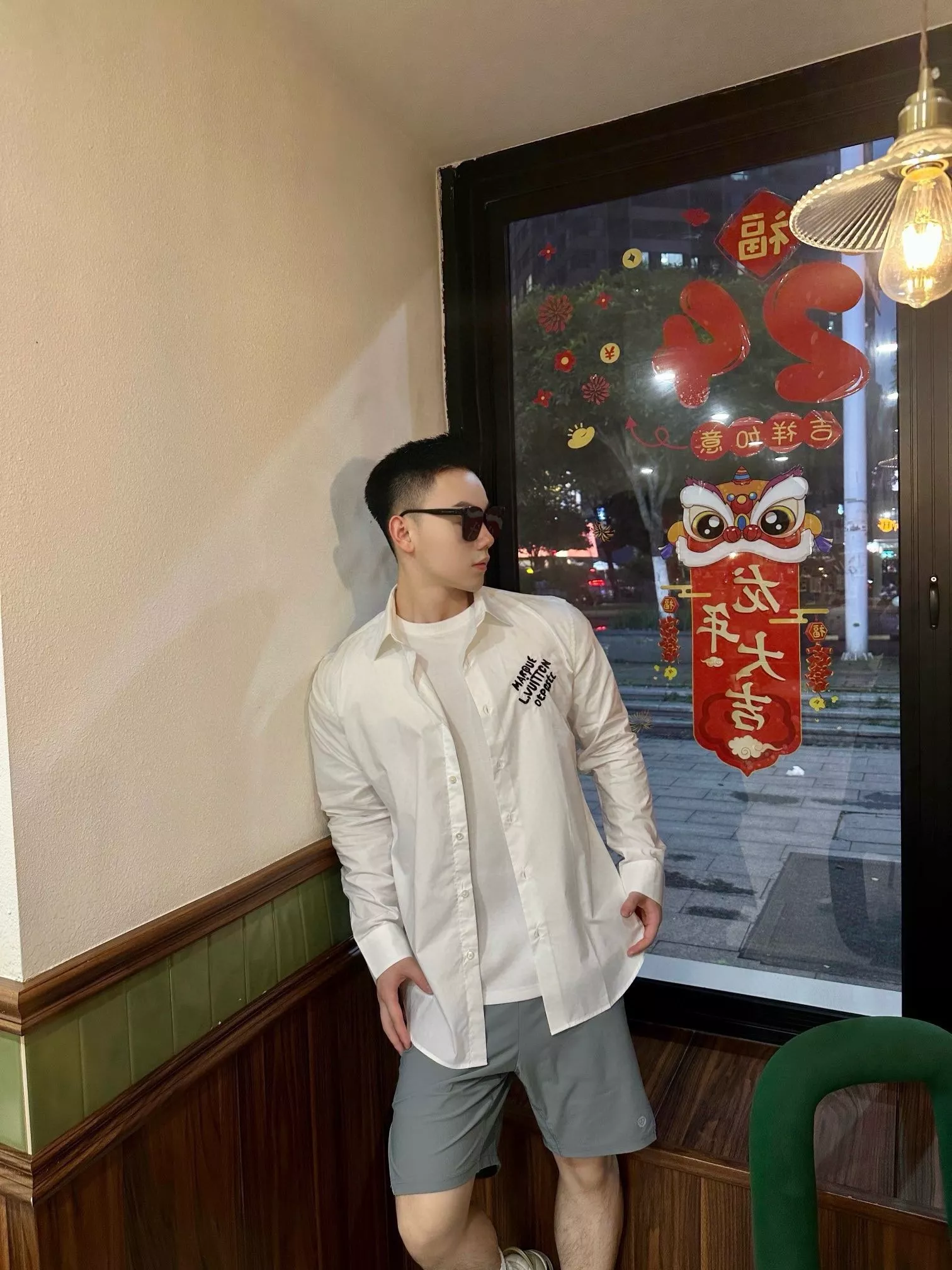 루이비통 25SS 자수 레터링 로고 버튼다운 셔츠 상세 이미지 19
