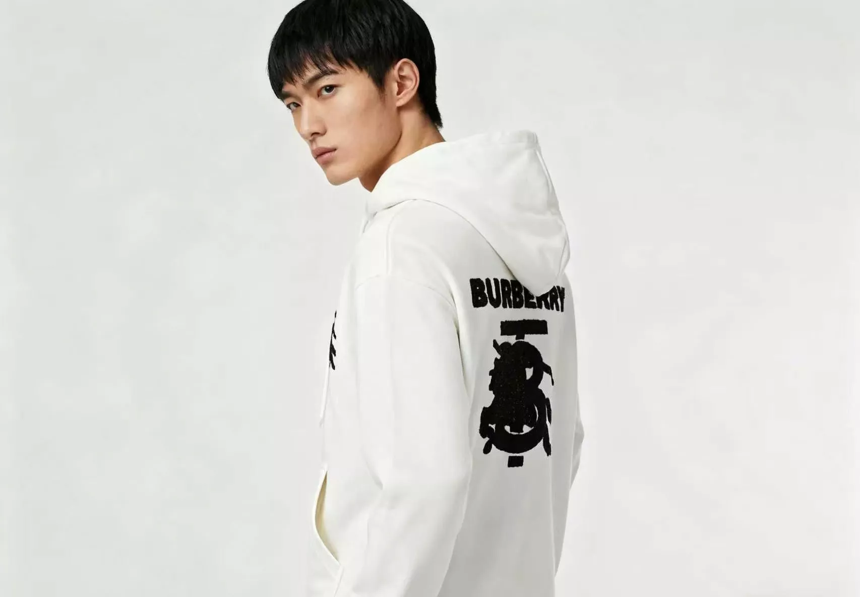 버버리 25FW 스톤 장식 타월 자수 전마 로고 후드 상세 이미지 13
