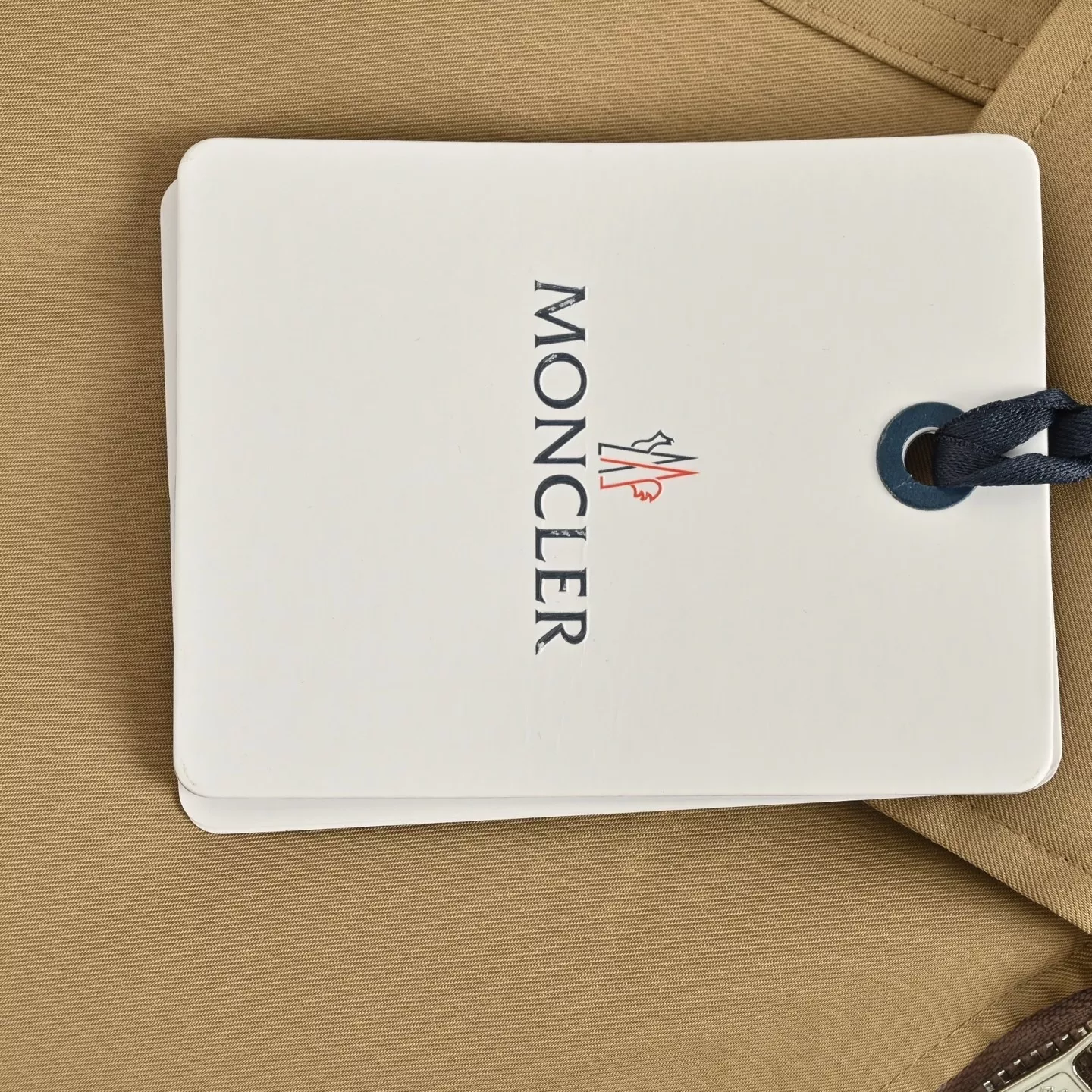 몽클레어 25FW 포켓 로고 패치 지퍼 재킷 상세 이미지 7
